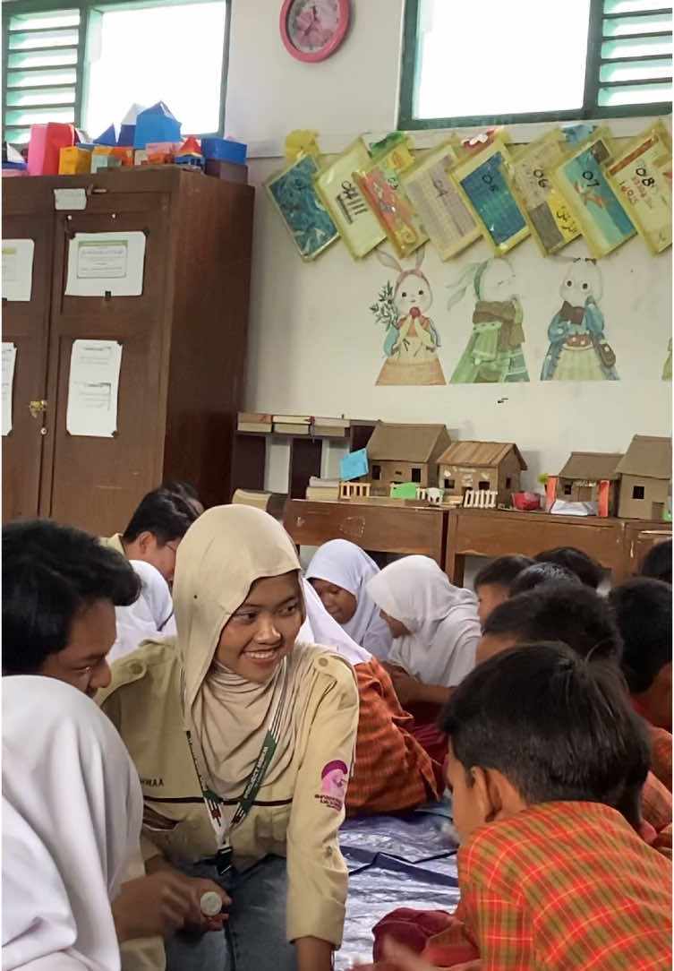 such a beautiful experience! sosialisasi kali ini bocil-bocilnya antusias bangettt & ga kerasa dah mau genap 40 hari penerjunan, sadly abis ini dah gabisa ketemu bocil bocil iniiii dan gabisa ke posko buat ngadem :( #KKN #CapCut 