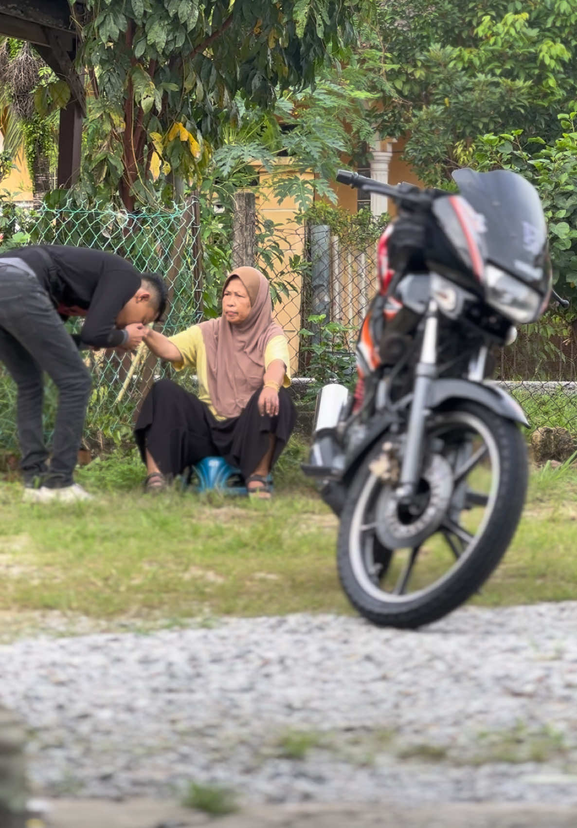 “Kasih Ibu membawa ke syurga” Ambik restu sebelum ride😂 MELAKA ATTACK✅ #rxz #rxzcatalyzer #rxzstilltheboss #rxz_members_official #duniarempit #rxzmalaysia #VideoMotor #foryoupage #melaka #melakaattack #rxzmemberssuppoter #fyp 