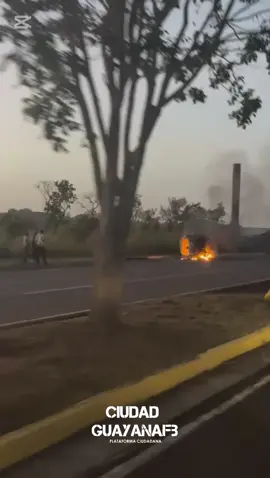 🚨🔥🚒  Reportan volcamiento y posterior incendio de vehículo en la Avenida Leopoldo Sucre Figarella, específicamente en el Puente Macagua, sentido PZO - SFX.  Se desconoce si aún estaban personas dentro del vehículo. 5:58 AM Hacen llamados a los bomberos. Al tener más información, estaremos actualizando detalles.  En desarrollo... Recuerda seguirnos en nuestra cuenta de respaldo @ciudadguayanafb_ 📝 Con información de @alimentos_coemca 🗞️ @ciudadguayanafb #5Diciembre #PuertoOrdaz #Guayana #Bolivar #SanFelix