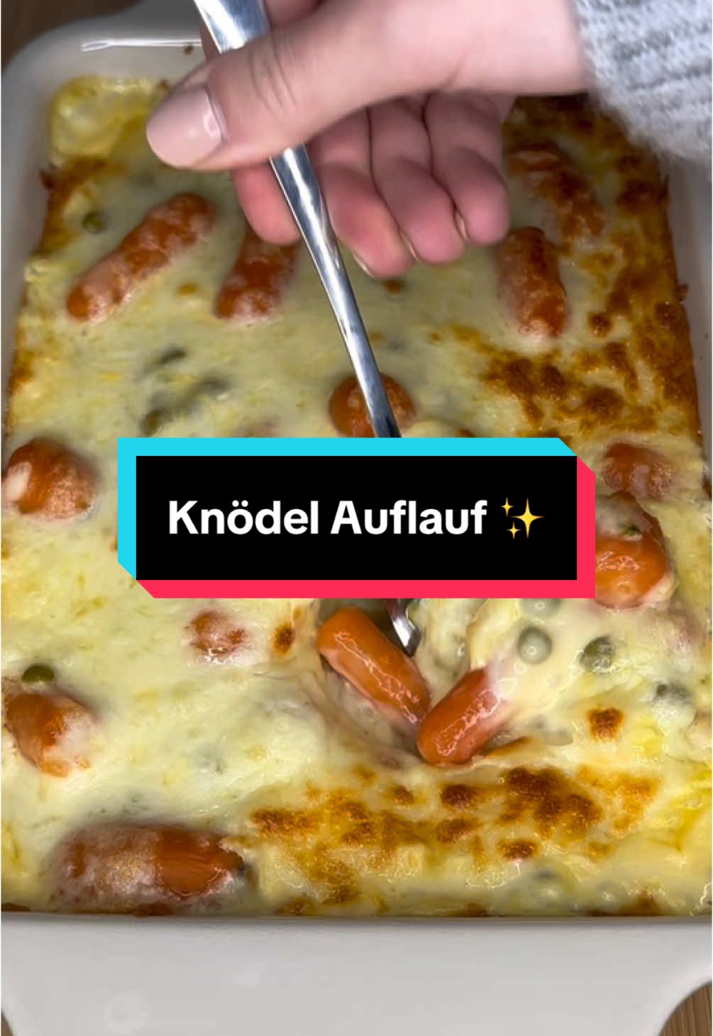 Knödel Auflauf ✨ #onepot #fyp #knödel #yummyfood #schnellerezepte #easy #meal  Zutaten:  - 1 Packung knödel  - 1 Dose Erbsen und Möhren - 1 Packung Sauce Hollandaise  - 125g Streukäse Mozzarella  Zubereitung:  1. Knödel kochen (frische Knödel kann man direkt nutzen) 2. Knödel, Erbsen & Möhren und Sauce Hollandaise in eine Auflaufform geben  3. Streukäse drüber geben und für 15 Minuten bei 180 Grad Umluft backen  Viel Spaß beim nachmachen ❤️✌🏽