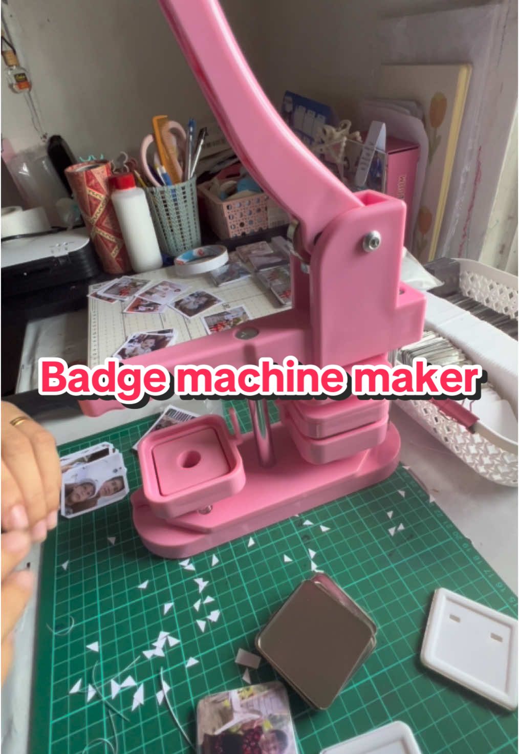 Badge machine maker untuk buat badge magnet lekat di peti sejuk.senang saja nak buat kalau ada mesin manual ni #badgemaker #badgemachine #badge 
