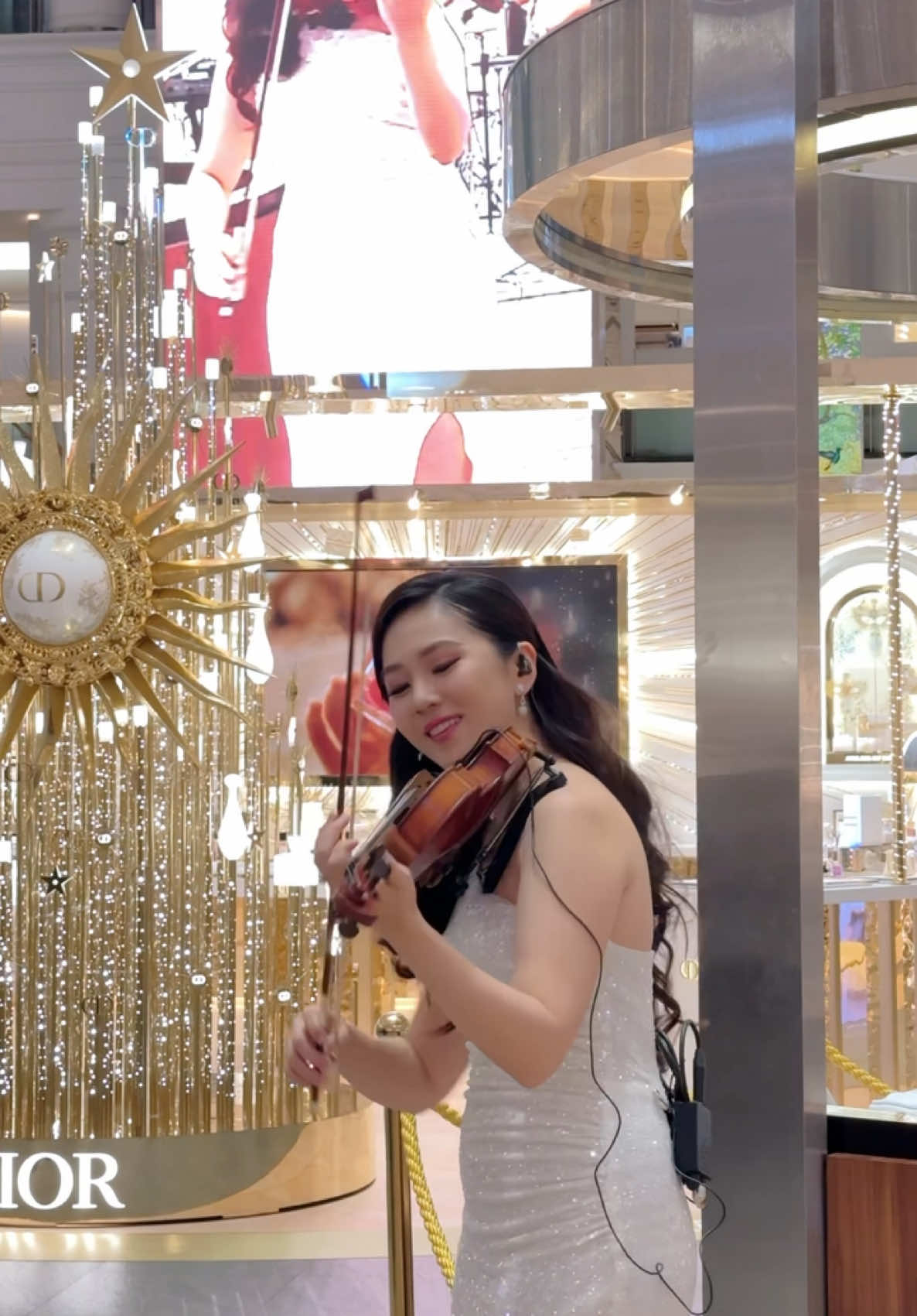 Honored to bring music to Dior’s holiday celebration ✨ For performance bookings, reach out to the contact person listed in my bio 🎶 #violinperformance#performance#dior#event#violin#biola