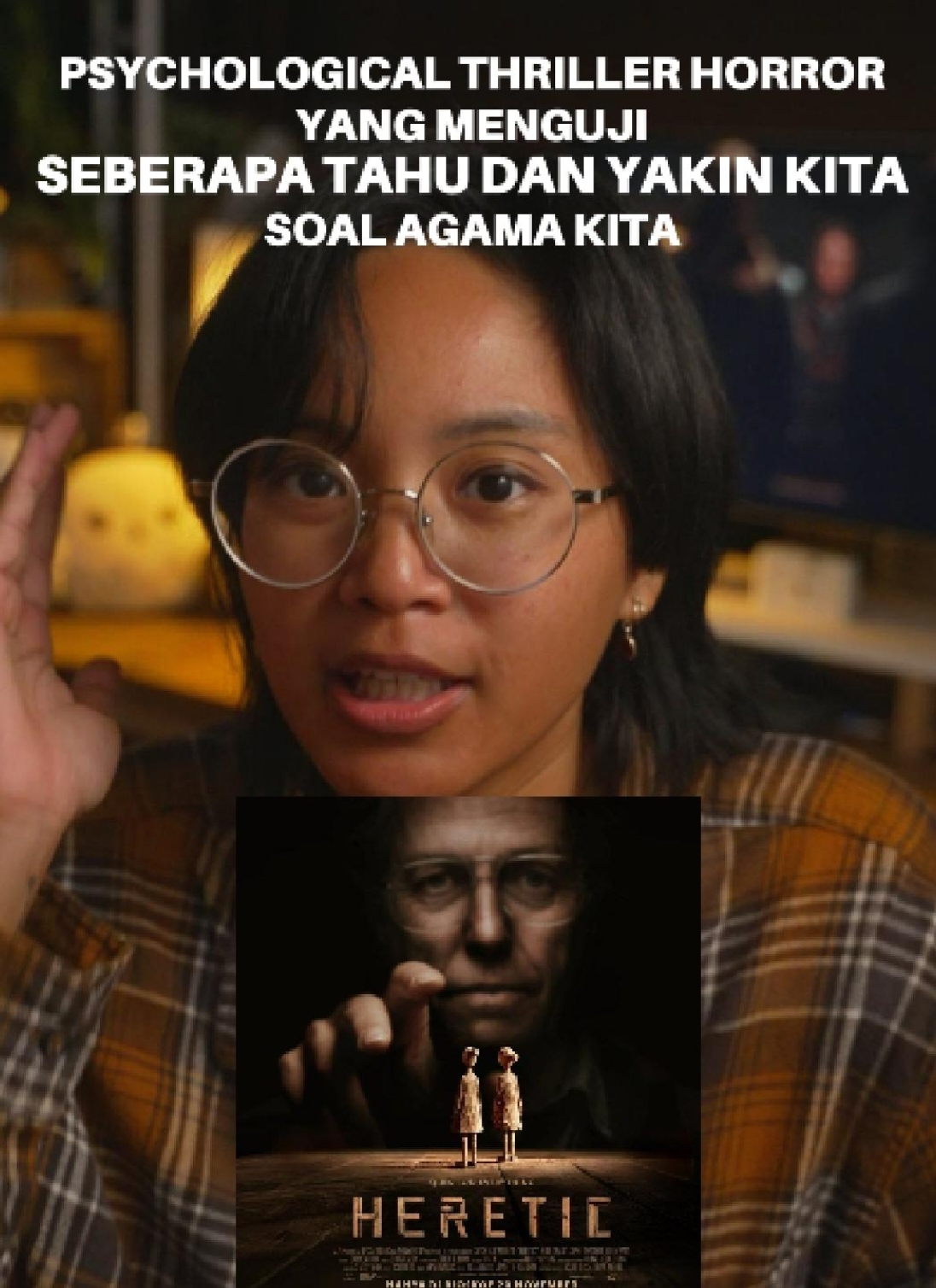 Siapkah kamu berdebat membela agama kamu, dengan orang yang sudah mempelajari semua agama?  Ini topik yang SANGAAAATTT sensitif apalagi di Indonesia. Tapi menurutku film ini cocok untuk orang yang berani terbuka pikirannya memahami perbedaan dan persamaan dengan agama lain. TAPIIII TOLONG DIPERHATIKAAANN film ini gak berusaha menyudutkan agama, karena gak semua ocehan antagonisnya itu fakfta. Film ini lebih ke membuat kita lebih kritis pada ajaran tertentu, terutama ajaran yang disalahgunakan yang membuat banyak kemalangan pada pengikutnya. Jujur, kalo kamu gak tertarik dengan debat teologi, kamu pasti akan menganggap film ini bosen banget karena 40 menit awal cuman ngomong soal agama doang. TAPIIIII perhatikan bahwa inti dari percakapan ini tuh bisa digantikan kepada topik apapun, topik yang berhubungan dengan bagaimana kita menerima informasi dan apakah kita mudah percaya tanpa bukti atau tidak.  Aku suka dan sepanjang film penasaran banget gimana cara perempuan yang terbiasa menelan mentah-mentah informasi apapun itu bisa menang lawan antagonisnya yang karismatik tapi super pinter dan psycho manipulatif, tipe orang yang paling aku takutin di dunia 😱 Film ini mengajarkan kita untuk harus bisa kritis ke informasi apapun yang kita terima, berhati-hati dengan keinginan mengontrol pikiran orang agar berpikir sama dengan kita, dan meskipun kita merasa sudah yang paling benar, kita tetap harus menggunakan empati kita untuk tidak saling melukai orang yang berbeda pendapat dengan kita.  🎞️ Film Heretic masih bisa ditonton di bioskop, sejak november 12 2024.  ✅Nonton film ini kalau kamu: - suka film psychological thriller - suka dengan karakter antagonis yang menantang ideologi kita seperti jigsaw dari film saw - suka film dengan karakter protagonis dan antagonisnya yang melawan dengan mind game - suka film ala 1408, fight club, the witch, SAW 🚫Jangan nonton film ini kalau kamu: - gak suka adegan sadis - GAK SUKA TEOLOGI - gak suka film yang banyak dialog dan ngobrolnya - gak suka film yang kritis pada agama - gak suka film yang terlalu berteori dan minim aksi #rekomendasifilm #filmbioskop #filmthriller #filmbagus 