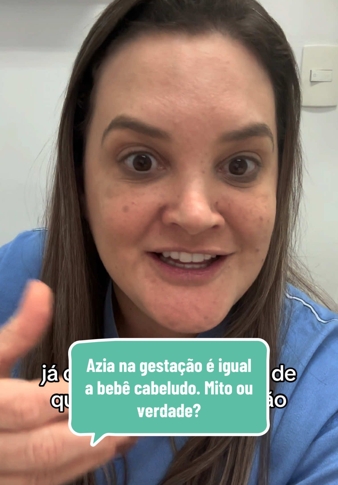 Muita azia na gestação quer dizer que o bebê vai nascer cabeludo? Mito ou verdade? ❤️✨ Já ouviu essa história? É como se a azia fosse uma profecia capilar, anunciando que o bebê vai chegar com um cabelo digno de comercial de shampoo. Mas será que é verdade? 🤔 Na realidade, a azia é causada pelas mudanças hormonais e pelo crescimento do útero, que pressionam o estômago e deixam o ácido gástrico 