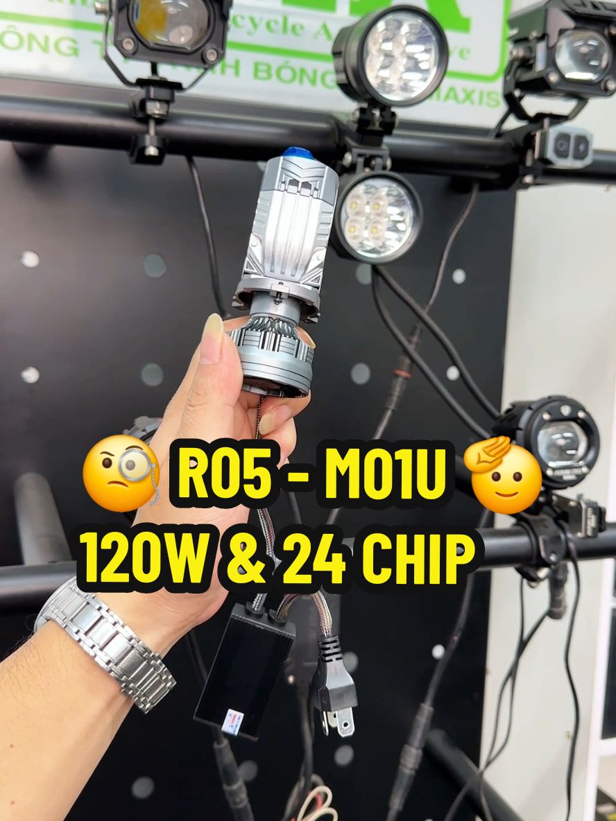 AE ngồi xếp hàng vào ghế không Ngã. R05 - M01U 120W,24 CHIP LED 🤪 #bmashop #r05 #m01u #miniled #oto 