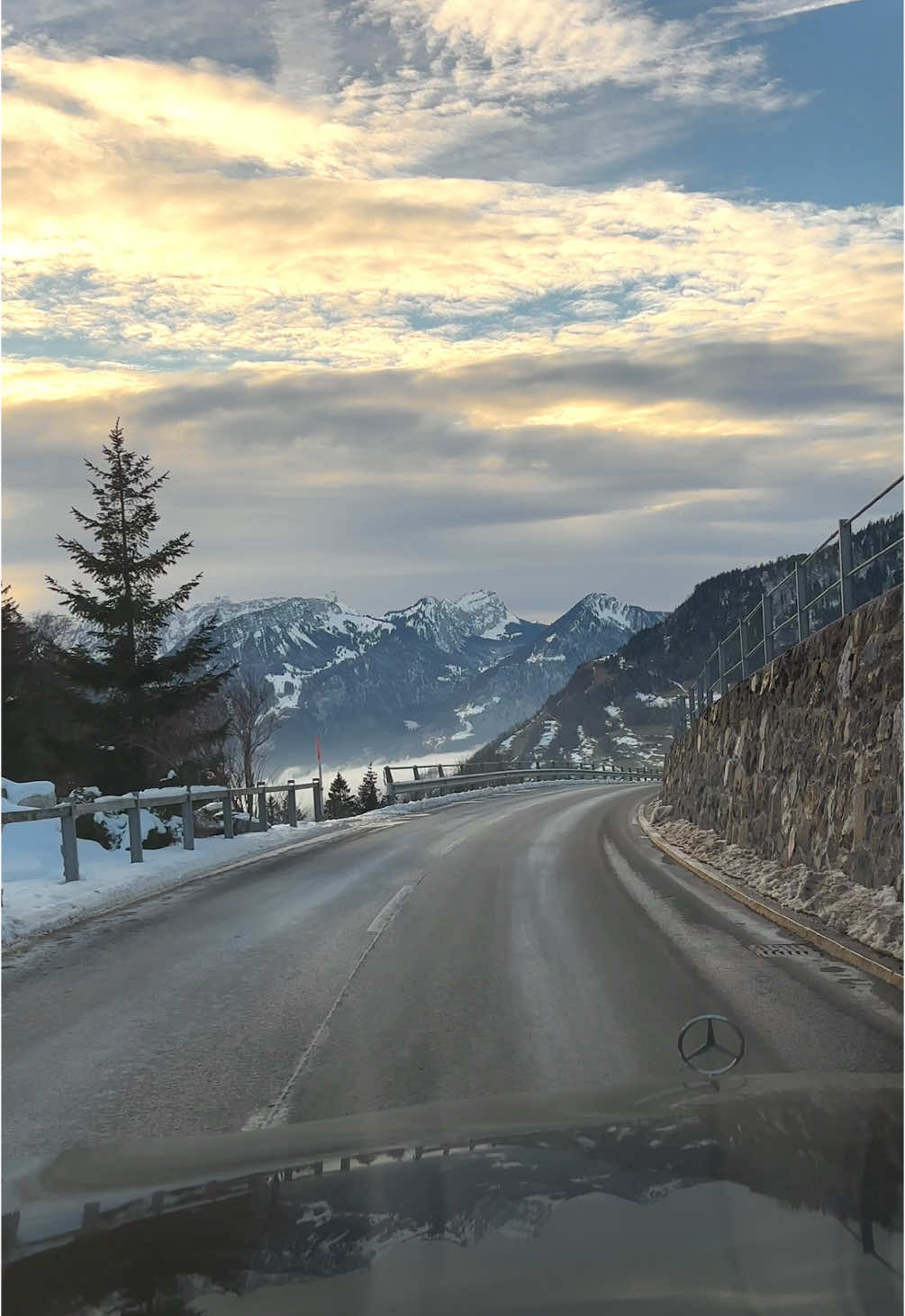 #road #wintervibes #switzerland #ontheroad #trip #roadtrip #switzerland🇨🇭 #swiss #swissalps #schweiz #schweiz🇨🇭 #mountain #mountains #mountainview #mountainlife #sky #natur #nature #landscape 