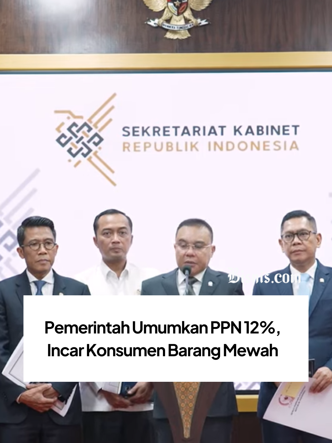 Ketua Komisi XI DPR RI, Mukhamad Misbakhun menyampaikan bahwa tarif Pajak Pertambahan Nilai (PPN) 12% akan diterapkan secara selektif mulai Januari 2025. Dia menegaskan bahwa barang-barang pokok, jasa pendidikan, jasa kesehatan, jasa perbankan, serta pelayanan umum akan tetap bebas dari PPN, sesuai kebijakan yang berlaku saat ini. Hal ini disampaikannya usai menemui Presiden Prabowo Subianto bersama sejumlah perwakilan pimpinan DPR RI di Istana Merdeka, Jakarta, pada Kamis (5/12/2024. Selengkapnya dalam video di atas! #ppn #pajak #keuangan #ekonomi #finansial #prabowosubianto #bisniscom #bisnis #ekonomi #keuangan #finansial #prabowosubianto #virale #penembakan #raffinagita1717 #raffiahmad #nagitaslavina #yunishara #paud #paudindonesia #KapolrestabesSemarang #IrwanAnwar