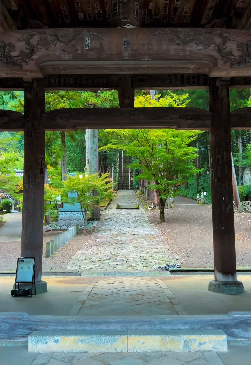 山梨県身延山の荘厳な風景。 宿坊「覚林坊」 @覚林坊 / KAKURINBO Temple  都市の喧騒を離れた身延山の静かな土地に位置するこのお寺は、宿坊という宿泊できるお寺です。 文化的な建物での特別な滞在はもちろん、様々な日本文化体験や仏教体験をすることが出来るため、今世界中から注目されています。 Shukubo 'Kakurinbo'.  Located in the quiet land of Mount Minobu, away from the hustle and bustle of the city, this temple is a shukubo, a temple where you can stay overnight.  It is now attracting attention from all over the world, not only for its special stay in a cultural building, but also for the various Japanese and Buddhist cultural experiences it offers. #山梨  #お寺 #寺 #japantravel #japaneseculture #temple #buddhism #yamanashi 