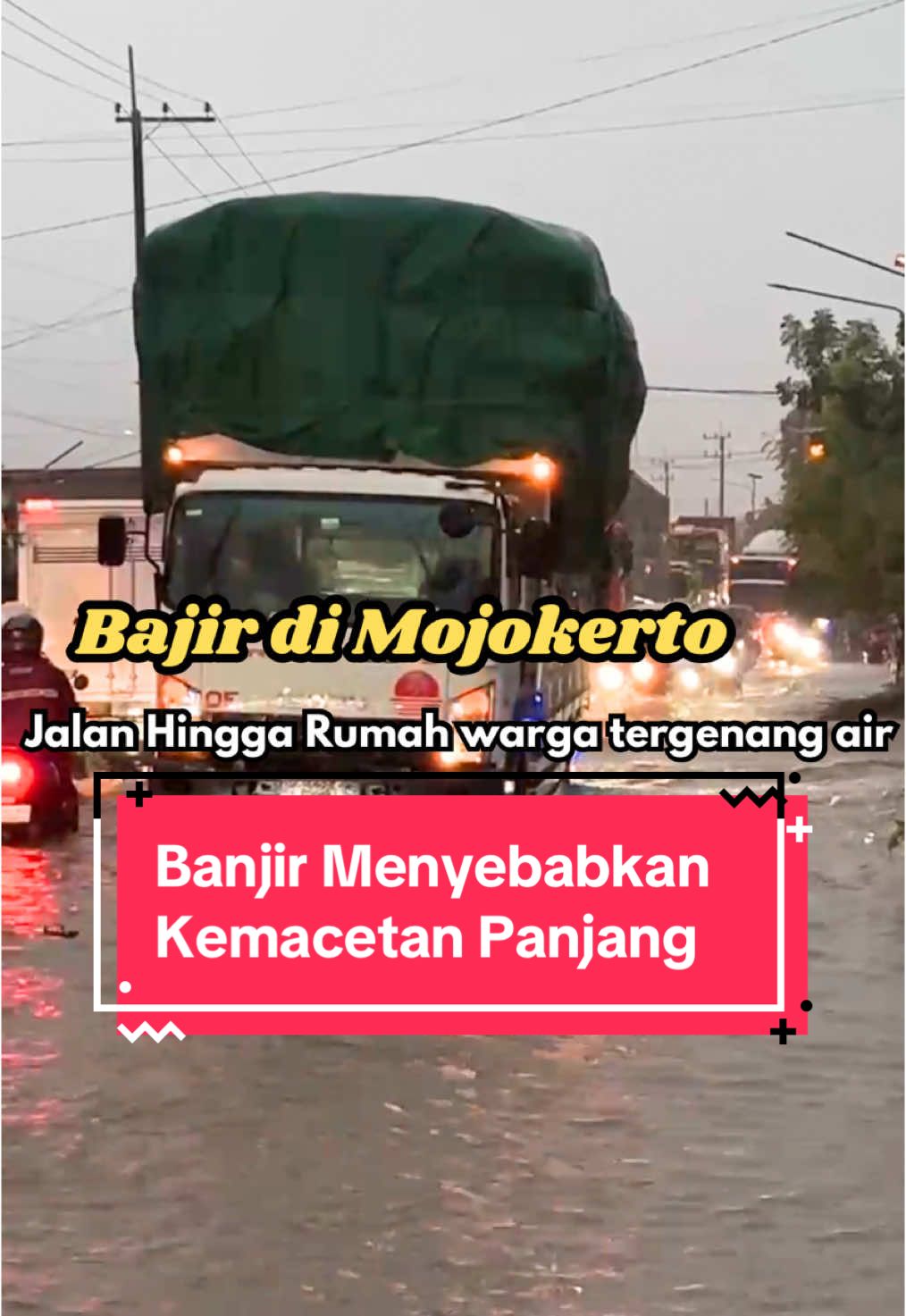 Curah hujan yang tinggi dalam beberapa jam menyebabkan debit air Sungai di Desa/Kecamatan Pungging Mojokerto meluap hingga merendam permukiman warga, Kamis 5 Desember 2024.Tak hanya itu, genangan air juga meluas hingga menutup akses jalan raya Desa Pungging - Ngoro yang mengakibatkan macet sekitar 1 km. #beritamojokerto #banjirmojokerto #cuacamojokerto