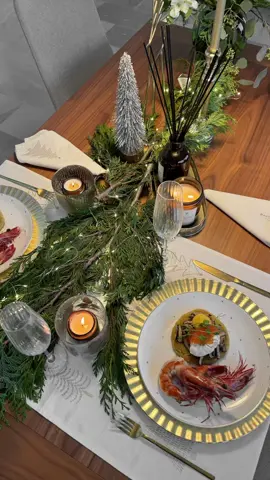 Ingredientes: • Papas • Sal • Champiñones • Aceite de oliva • Aceite de girasol • Pan rallado • Yemas, 2 unidades • Camarones • Jengibre • Ajo • Chile • Mantequilla • Crema o nata • Caviar rojo • Microgreens para servir Preparación: Lava y ralla las papas en un rallador fino, exprime toda el agua. En una sartén, añade aceite de oliva, coloca las papas ralladas en un molde redondo, presiona y añade sal. Fríe por ambos lados. Corta y saltea los champiñones en aceite de oliva. Reboza cuidadosamente las yemas en pan rallado y colócalas en aceite de girasol hirviendo. En aceite de oliva, sofríe el jengibre, el ajo y el chile picado, luego añade los camarones pelados y la mantequilla. Fríe por ambos lados hasta que estén cocidos. En un tazón aparte, bate la crema o nata hasta obtener una consistencia de mousse. Montamos el plato: sobre el dranik coloca los champiñones, el mousse de crema, la yema y el caviar, al lado coloca los camarones. Sirve con microgreens. ¡Buen provecho!