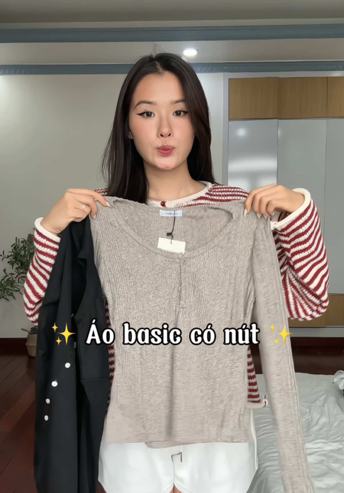 Áo basic có cúc cho bà nào thích mặc đơn giản 🧏🏻‍♀️✨ #xuhuong #aothun #aokieu #mixandmatch #outfit 