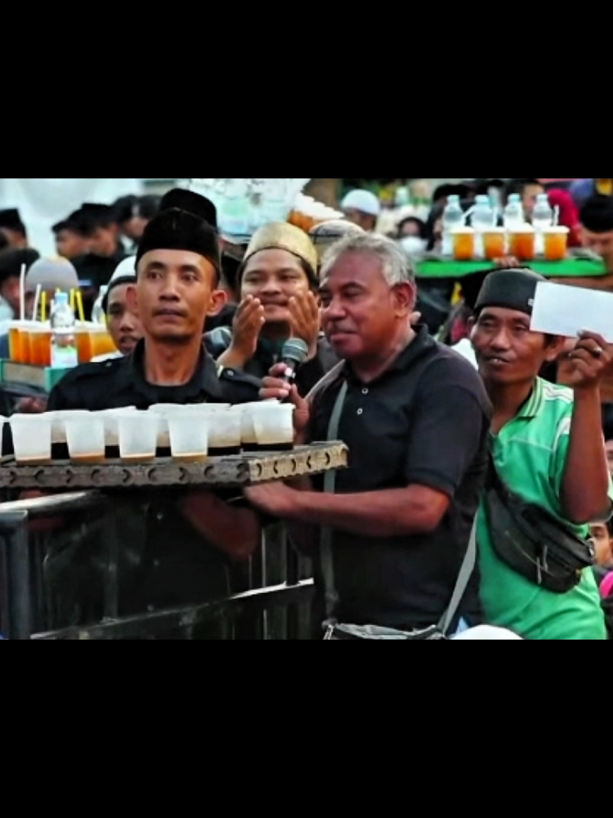 Pak yosep asal dari flores beragama katolik  jualan kopi dagangannya diborong sama  gus iqdam dan dikasih 3 amplop #gusiqdam #sabilutaubah #pedagang #kopi #pedagangkecil 