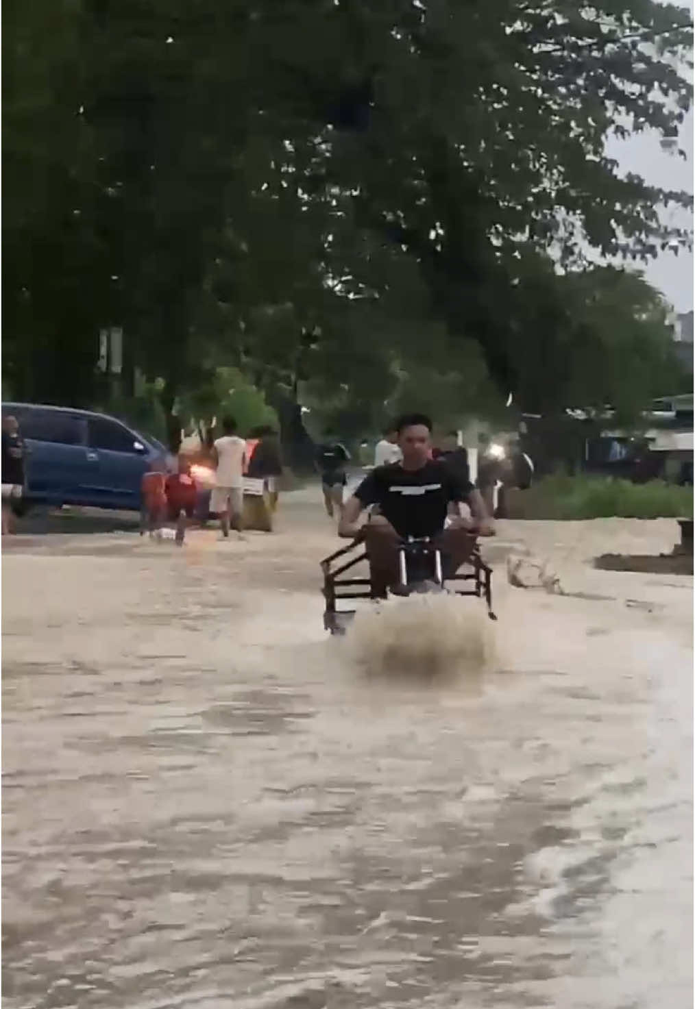 Hujan deras membuat jalan di daerah Tawun  tergenang #aboutngawi 