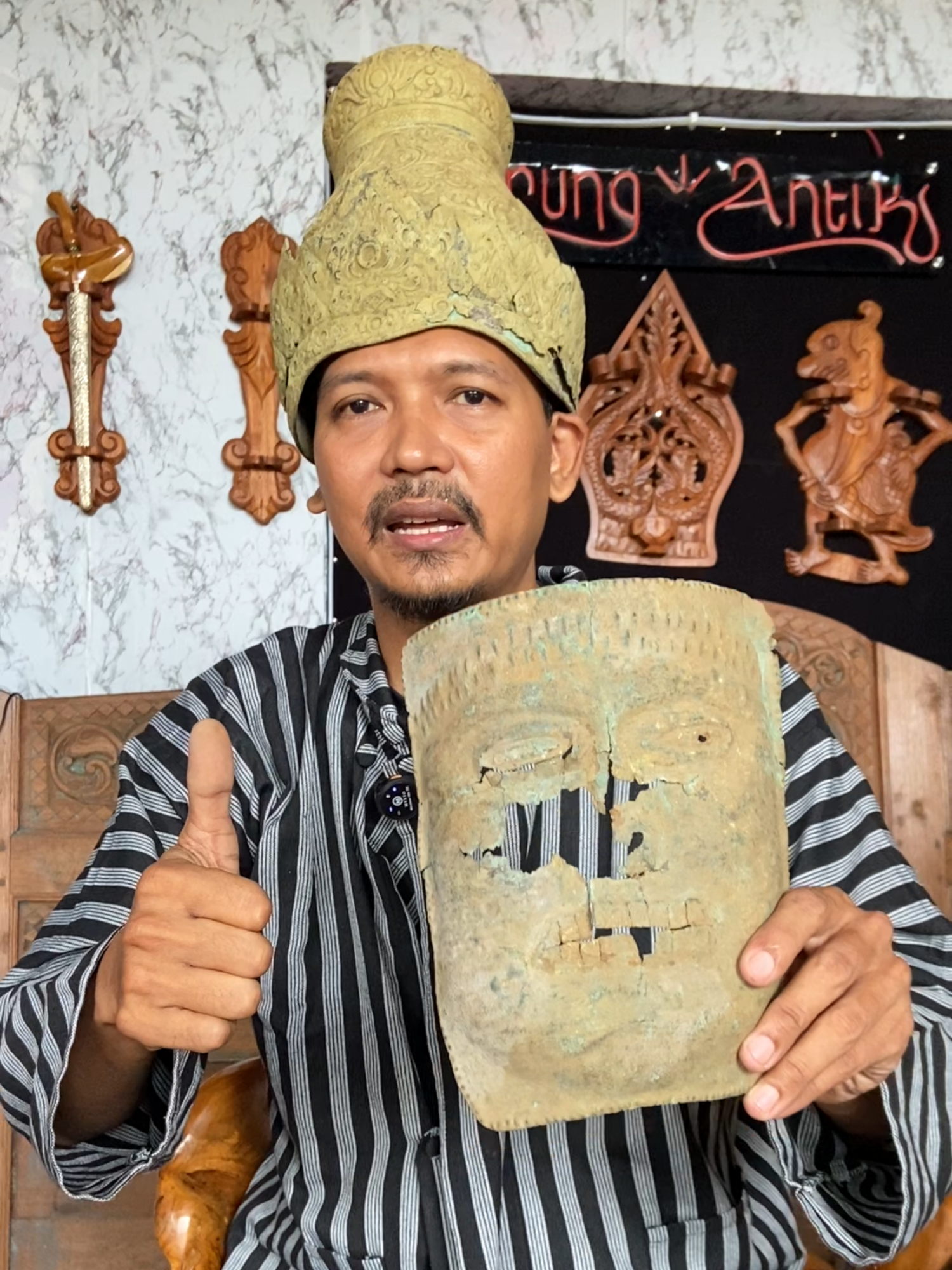 MAHKOTA ERA KERAJAAN SINGOSARI !!! Berbahan perunggu temuan di daerah Malang dengan ukiran yang sangat Detail ! Sangat unik dan otentik, koleksi Warung Antik... #warungantik #keris #kerispusaka #pusakaindonesia #budaya #budayajawa #kerispusakaindonesia #kerisnusantara #kerismataram #kerisantik #keristuban #kerisraksasa #budayaindonesia #ethnic #pusaka #pusakanusantara #history #etnik #kuno #antik #majapahit #sriwijaya #medang #kerajaanmedang #medangkamulan #bethok #kadga #tilam #wedung