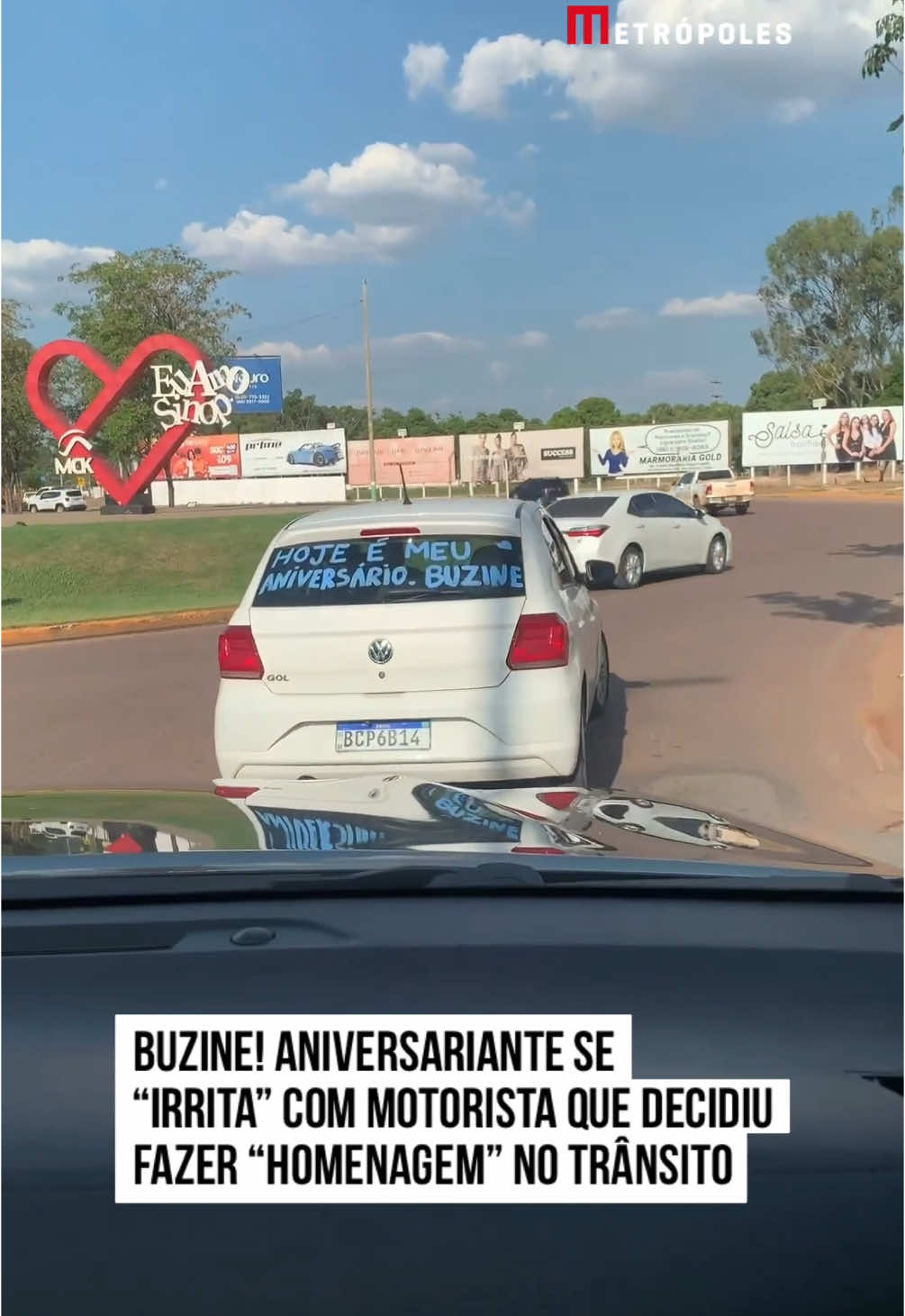 O #influenciador digital André Reis viralizou com um vídeo de #pegadinha nas redes sociais. Na ocasião, ele — que estava dentro do #carro — mostrou que um outro veículo seguia à frente com uma mensagem no para-brisa traseiro. 