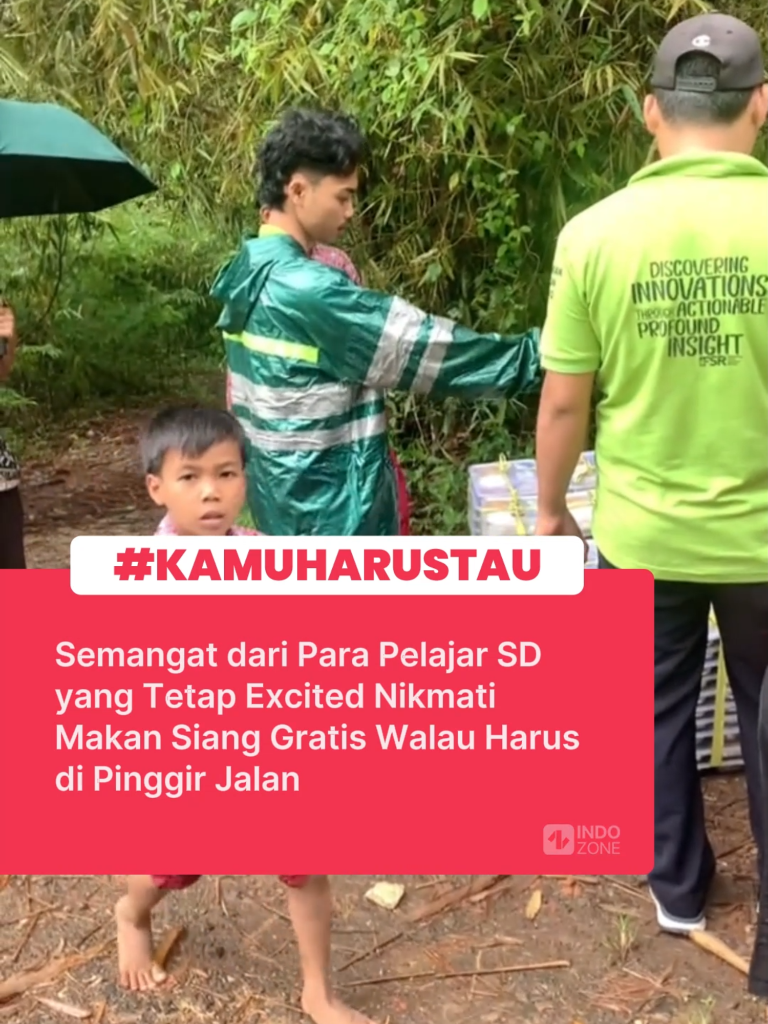 Video yang memperlihatkan para pelajar sekolah dasar yang duduk di tepi jalan saat menyantap makan siang gratis merupakan gambaran nyata tentang tantangan yang dihadapi oleh anak-anak di daerah terpencil.   Dalam video tersebut, tampak jelas kegembiraan dan semangat para siswa saat menikmati makanan yang mereka terima setelah melalui perjalanan yang sulit.  Hal ini menunjukkan betapa pentingnya akses makanan bagi anak-anak, terutama bagi mereka yang tidak memiliki cukup sumber daya. Kondisi perjalanan yang sulit kerap kali menjadi penghalang bagi siswa untuk mendapatkan makanan bergizi.  Dalam banyak kasus, mereka harus berjalan kaki dalam keadaan cuaca yang tidak menentu, seperti setelah hujan. Jalan yang licin dan becek membuat perjalanan mereka semakin menantang. Namun, meski dalam situasi yang tidak ideal, semangat mereka untuk mendapatkan makan siang gratis patut diacungi jempol.  Video: TikTok/rv.nadia  [Baca berita dan informasi menarik lainnya hanya di www.indozone.id]
