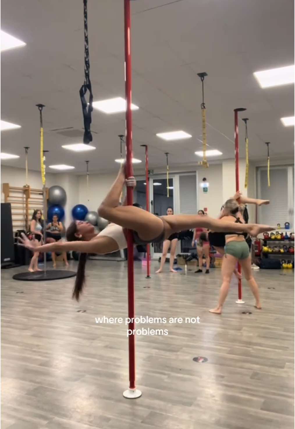 Fate pole, vi aggiusta la vita 🧘🏽‍♀️🧘🏽‍♀️🧘🏽‍♀️🧘🏽‍♀️#poledanc #pole #polesport #poledancelove #poledanceitalia #poledancefortiktok #polespin #vitadapoledancer #tiktokviral #viral_video #foru #neiperteee #foryoupage❤️❤️ #fyp #gemini #scorpion #straddle #poletherapy 