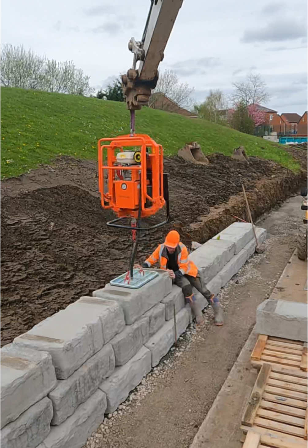 We designed and installed this retaining wall 🧩 using Grand Ledge decorative blocks!   #wotblock  #concreteblocks #concreteinterlockingblock #retainingwall #walldesign