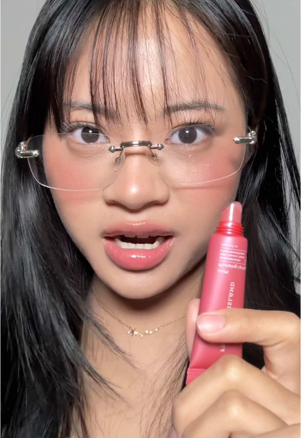 PINK GIRLIE PLS DON’t SKIP THIS! 🥹 Shade yang aku pake disini “Sparkling blush” from @From This Island ✨🌺 𝗧𝗲𝘅𝘁𝘂𝗿𝗲: ⭐️4,5/5 (non greasy, thick but non-sticky, with shimmer) 𝗠𝗼𝗶𝘀𝘁𝘂𝗿𝗶𝘇𝗶𝗻𝗴: ⭐️4,5/5 (nyaman dipakai for daily & touch up) 𝗣𝗿𝗶𝗰𝗲: ⭐️4/5  𝗢𝘃𝗲𝗿𝗮𝗹𝗹: Must have!!  #makeuplook #makeup #beautymakeup #makeupvideos #lippies #lipbalm #localbrand  