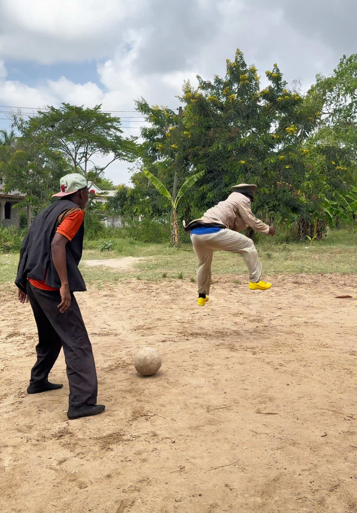 What a Tiktok challenge is this 😂😂 #YearOnTikTok #zerobrainer0 #SportsOnTikTok #AfricanFootball 
