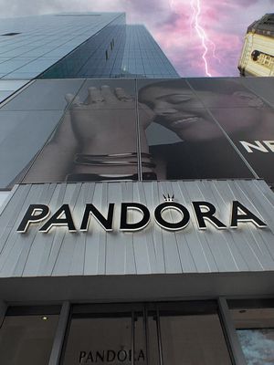 Уже в продаже: PANDORA x Stranger Things! 