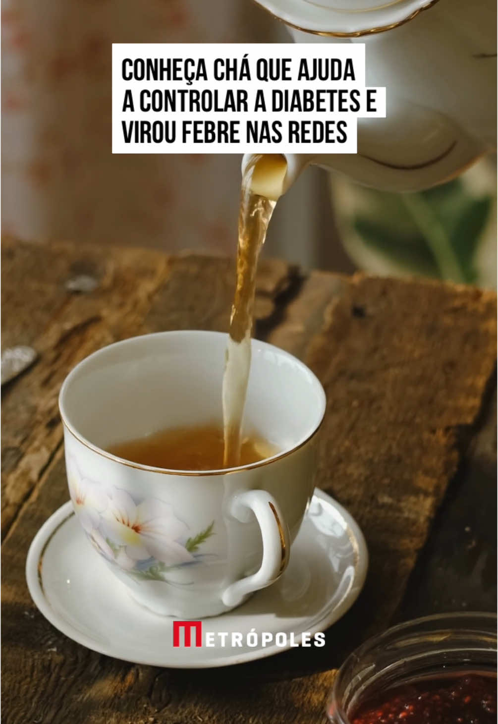 🫖 Os benefícios do #chá de moringa tem conquistado a atenção do público no T1kT0k. A bebida está sendo recomendada por diversos influenciadores como uma forma de acelerar a perda de peso e melhorar o controle do açúcar no sangue. Entretanto, nem tudo são flores quando se trata dessa planta. A moringa, também conhecida como acácia branca, é facilmente encontrada no #Brasil. A planta possui vagens alongadas e folhas pequenas e arredondadas. Do ponto de vista nutricional, é rica em cálcio, ferro, potássio e vitaminas A e C. Os compostos conferem à planta ação antioxidante e anti-inflamatória, além de ajudar a controlar a diabetes. “Praticamente todas as partes da árvore são comestíveis e usadas na alimentação: folhas, raízes, vagens, flores e sementes. A planta é rica em antioxidantes como vitamina C, beta-caroteno e quercetina, que ajudam a baixar a pressão arterial, além de reforçarem o sistema imunológico”, explica a farmacêutica especializada em fitoterapia Angela Xavier, de Goiânia (GO). Uma série de estudos feitos por farmacêuticos da Universidade Federal do Rio Grande do Norte (UFRN) descobriu que o extrato da moringa possui potencial terapêutico para o controle da glicemia. A planta é rica em ácido clorogênico, que ajuda a moderar os níveis de açúcar no sangue após as refeições, pois estimula a produção e liberação de insulina no organismo. Um estudo de 2014 mostrou que a suplementação com uma colher de pó de folha de moringa na alimentação de 30 mulheres com #diabetes reduziu os níveis de açúcar no sangue em jejum em 13,5%. #TikTokNoticias