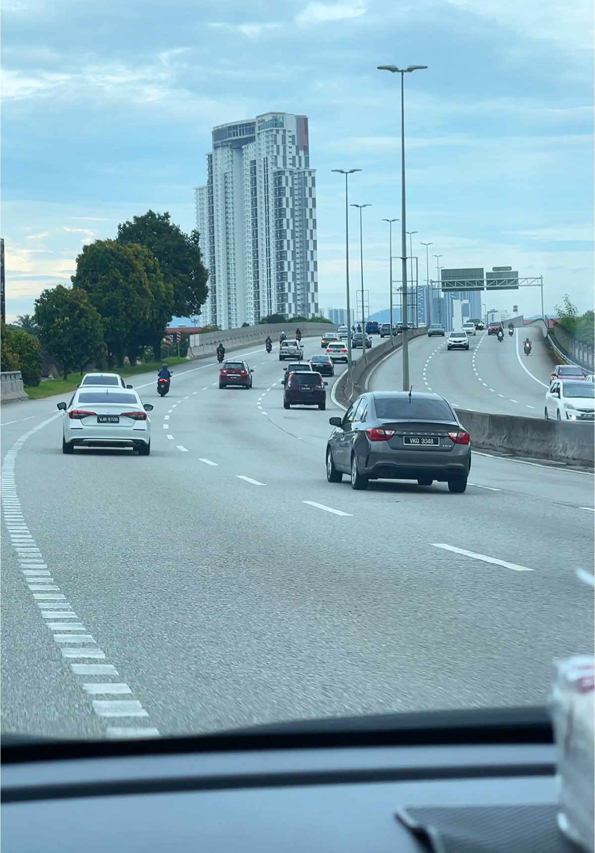 Life feels like a highway sometimes—fast, unpredictable, and always moving. What’s your pit stop? 🚘#kualalumpur #cityvibes #highway #street 