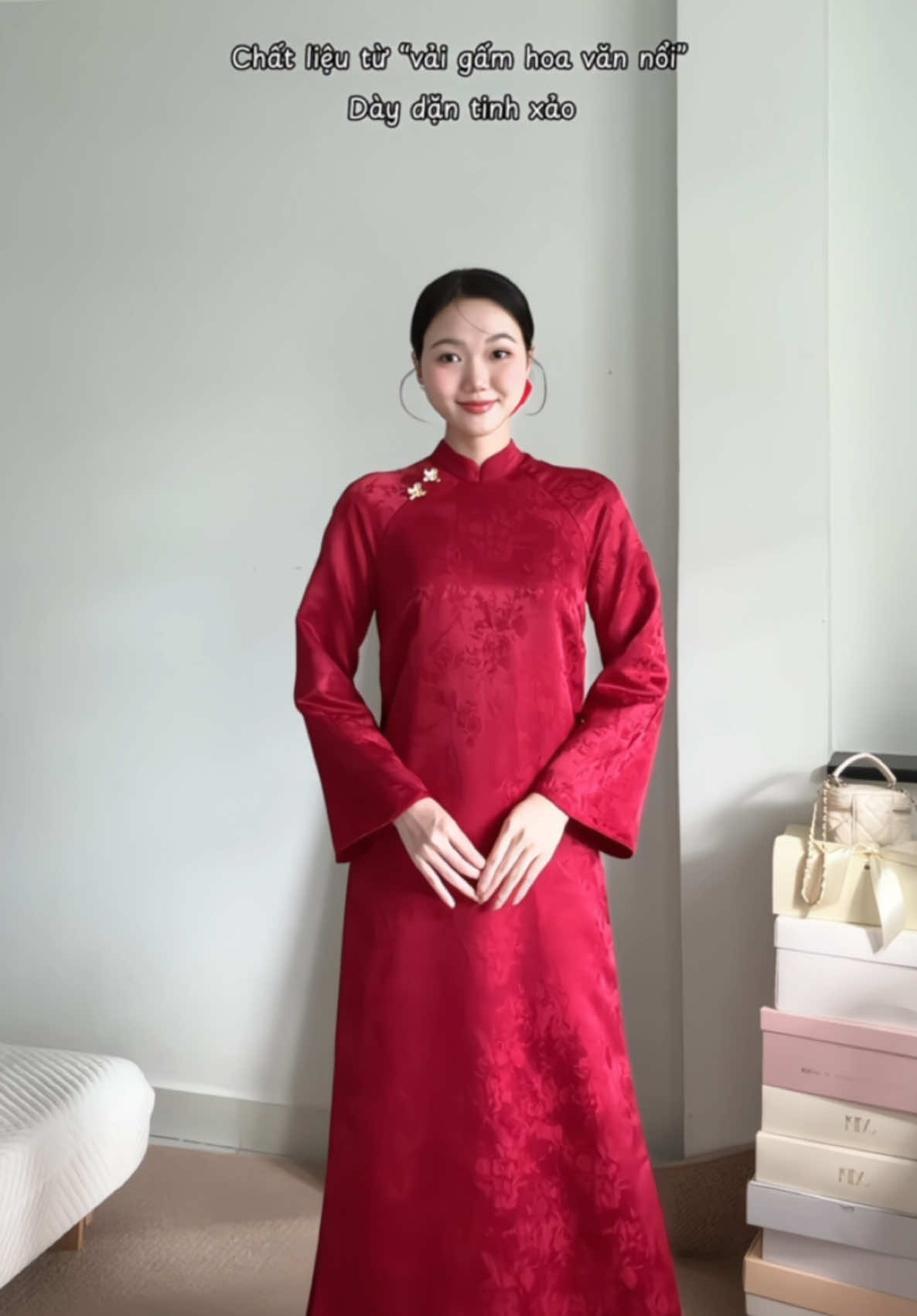 Một chiếc áo dài đỏ chỉnh chu từ form dáng đến chất liệu💃🧧 cô dâu tìm áo dài ăn hỏi có thể tham khảo nhen👰‍♀️ #review #tet2025 #thoitrangnu #elegantstyle #aodaitet #aodaitet2025 #aodaianhoi #yearendparty 