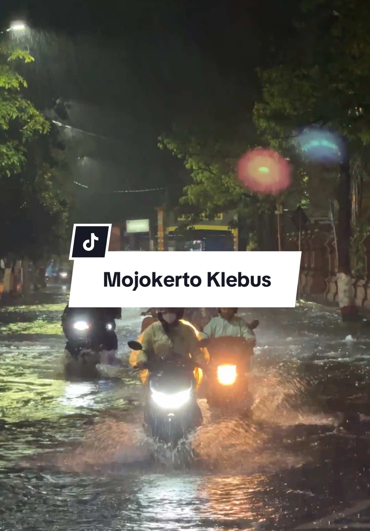 Piye Rek Daerahmu Dino iki 🥺 Sebagian Kota Mojokerto Terpantau Banjir Akibat Hujan Sejak Siang Sampai Malam Hari .. Absen Rek Wilayah Ndi Ae Seng Banjir !! #mojokerto #kotamojokerto #vibesmojokerto 