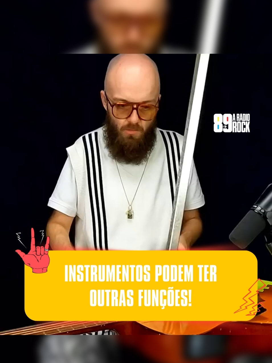 INSTRUMENTOS PODEM TER OUTRAS FUNÇÕES! Você já imaginou em trocar sua caixa de bateria por um violão? Créditos: @arthdubois #89 #89fm #89fmaradiorock #aradiorock #radiorock #vivaorock #rock #violao 