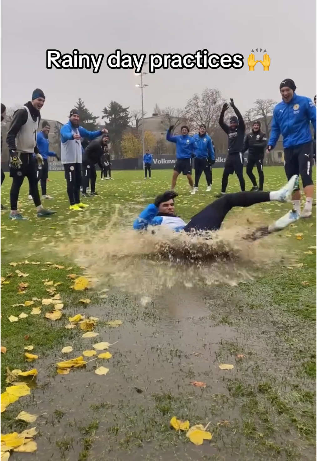 This looks so fun 🙌 (via @Eintracht Frankfurt) #rain #slide #practice 