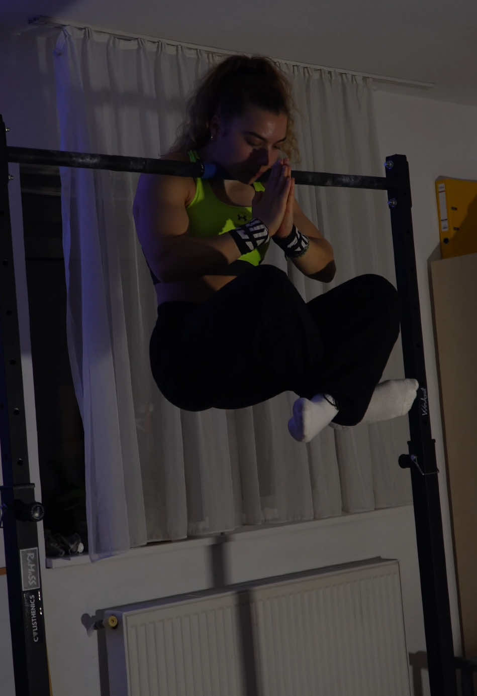 Ce să mai încerc?  #calisthenics #viral #monk #girl #neckhold #fy #fyp 
