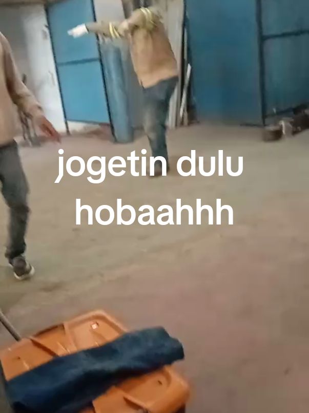 ngibing dulu ngilangin capek kerja lurr, ha'e ha'eeee🤣 #tiktokviral  #welderbrongos 