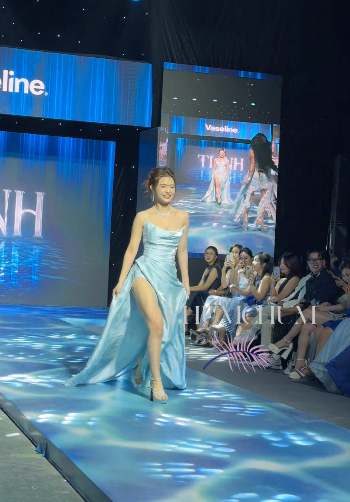 Hoàng Yến catwalk tại sân khấu FASHION RUNWAY TAN #ChumChum #BimatVbiz #Thegioimodels #Lattungvbiz #TiktokGiaiTri #Globalem #VaselineVN #dolong #TAN #vaselineVNbychumchum #hoangyen