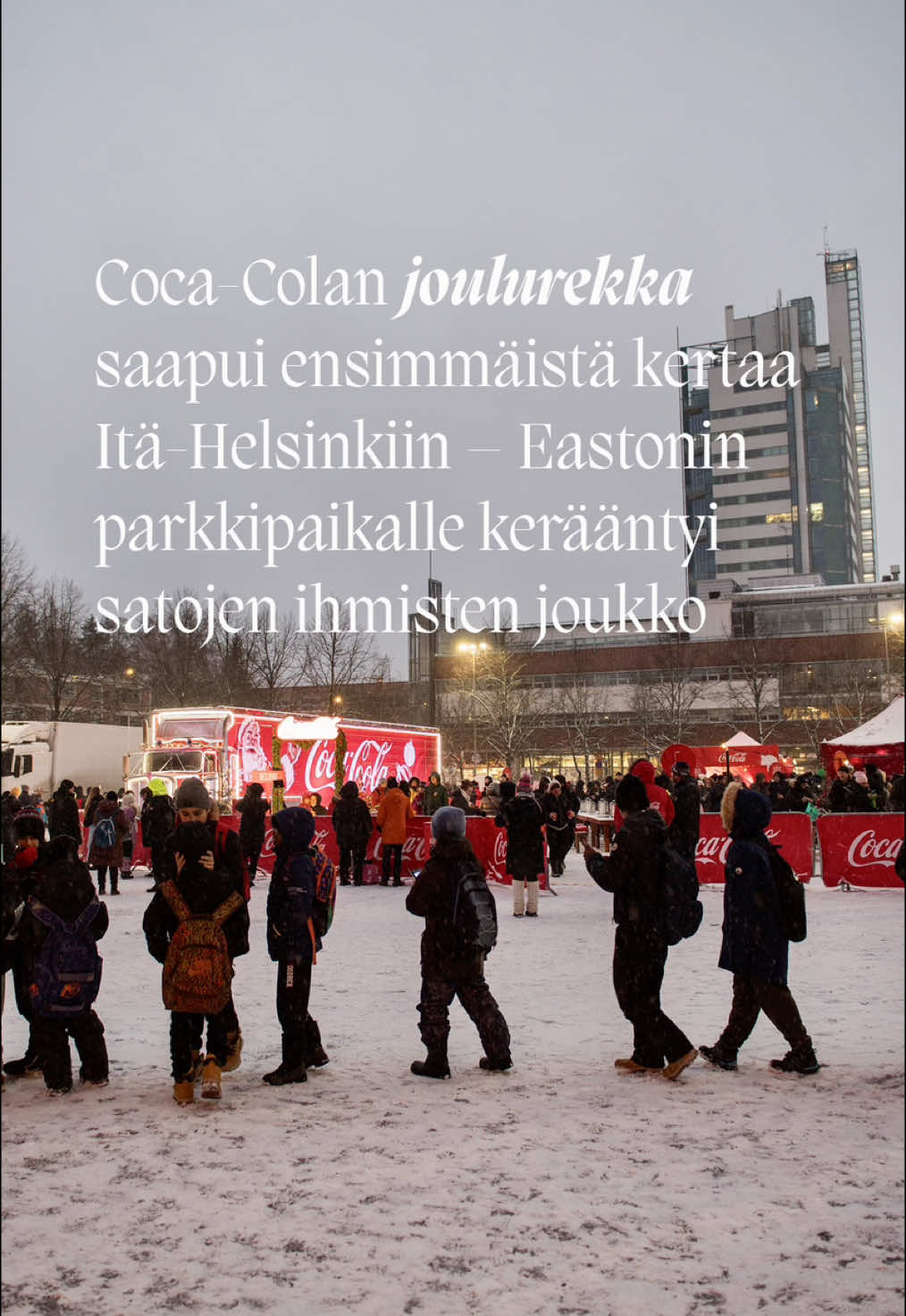 Ensimmäistä kertaa Itä-Helsingissä vieraillut Coca-Colan joulurekka saapui kauppakeskus Eastonin parkkipaikalle iltapäivällä 5. joulukuuta. Kuudetta kertaa Suomea kiertävä Coca-Colan joulurekka houkutteli kauppakeskus Eastonin parkkialueelle satoja ihmisiä heti saavuttuaan. #cocacola #joulurekka #itäkeskus #kauppakeskuseaston #itähelsinki #joulutapahtuma #joulukiertue 