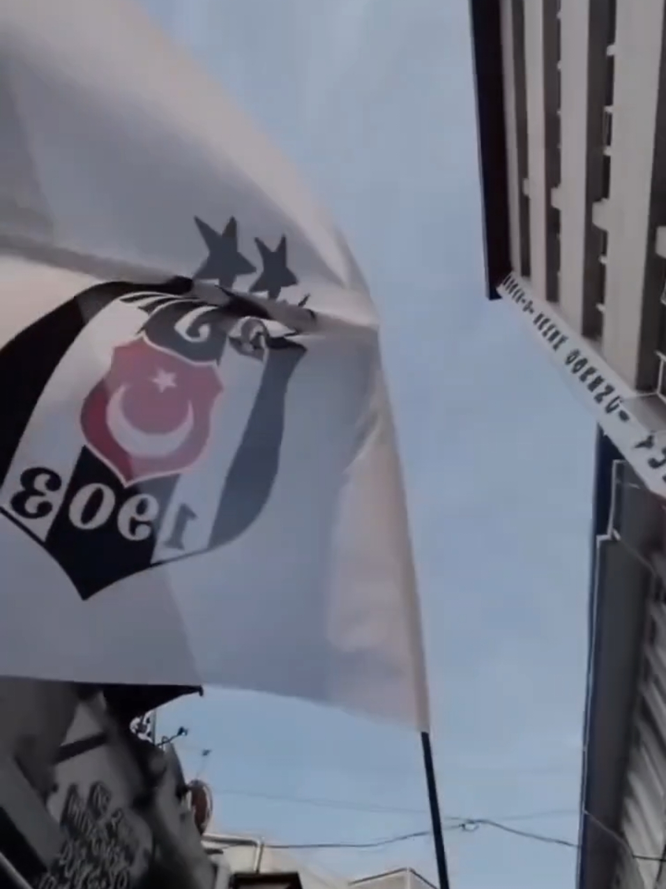 Umudun tükenirse gökyüzüne bak! 🦅 SİYAH günlerimizdeyiz yakındır BEYAZ! #Beşiktaş #Beşiktaşk 