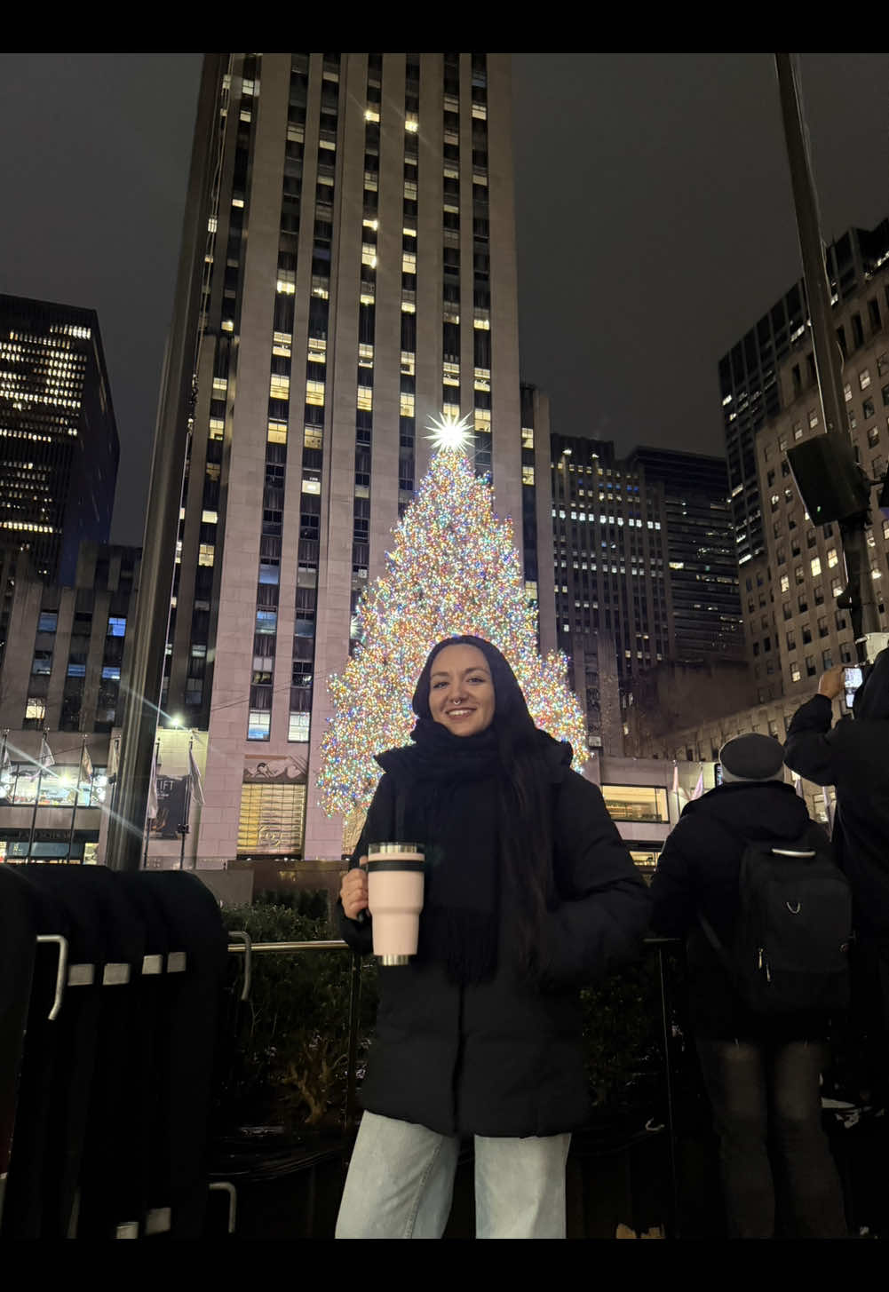 Anoche lo encendieron y hoy a las 5:30 de la mañana lo fuimos a ver 🎄🤩 Quieren ver cuanta gente había realmente? 👀 se los dejo en mis historias de Instagram #nyc #newyork #nuevayork #christmas #christmasinnyc #navidad #navidadennuevayork #rockefellercenter #rockefellertree 