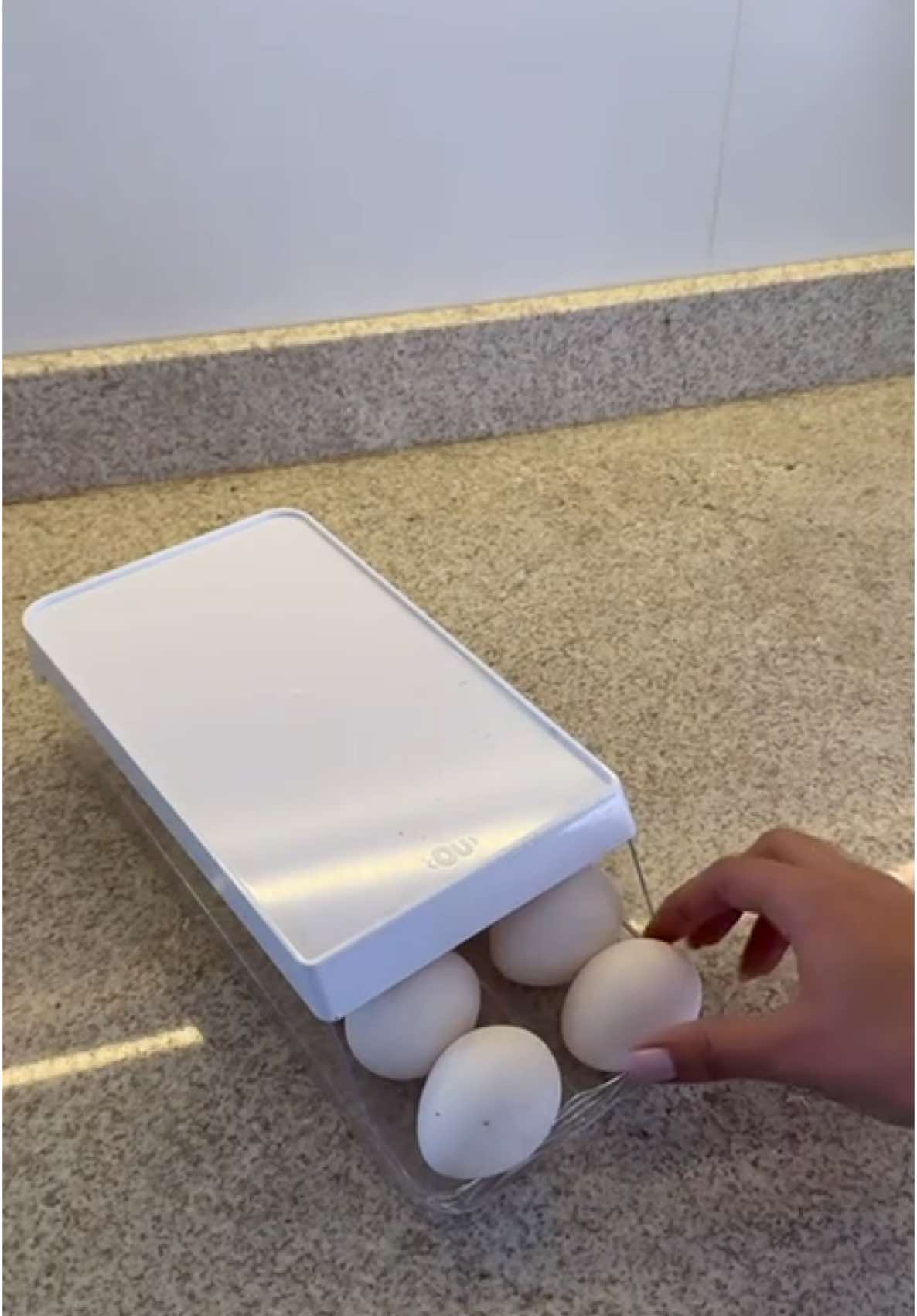 🔗 LINK NA BIO Organização e praticidade na sua geladeira! 🥚✨ Esse organizador de ovos é o toque que faltava para deixar tudo mais arrumado e fácil de acessar. ✅ Design compacto e funcional ✅ Protege e mantém os ovos frescos ✅ Perfeito para otimizar espaço Quem aí também ama uma geladeira organizada? 🙋‍♀️ #organizaçãodecozinha #achadinhospráticos #organizador #ovosfrescos #achadinhosdashopee