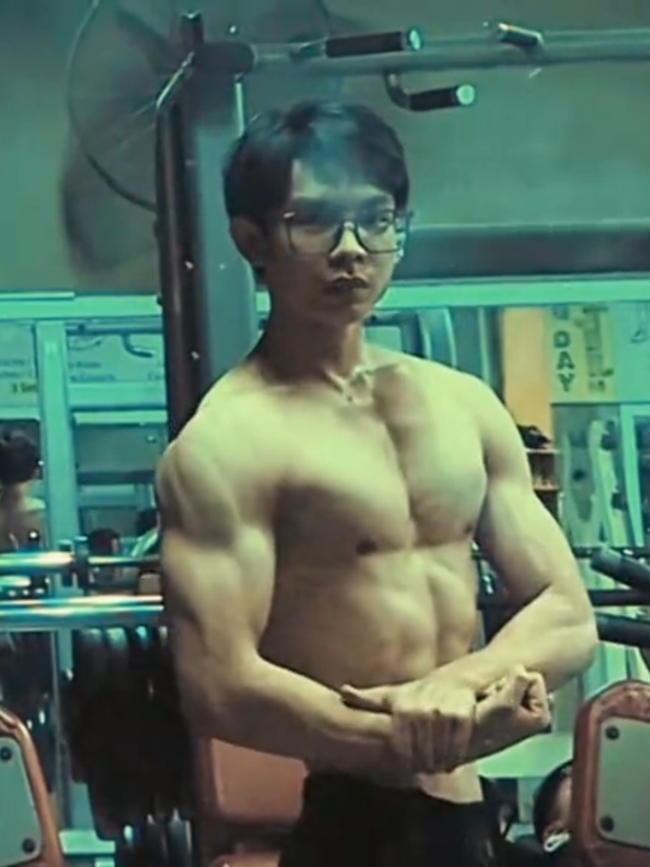 Low quality video and physique💪✨ #workout #fyp #gym 