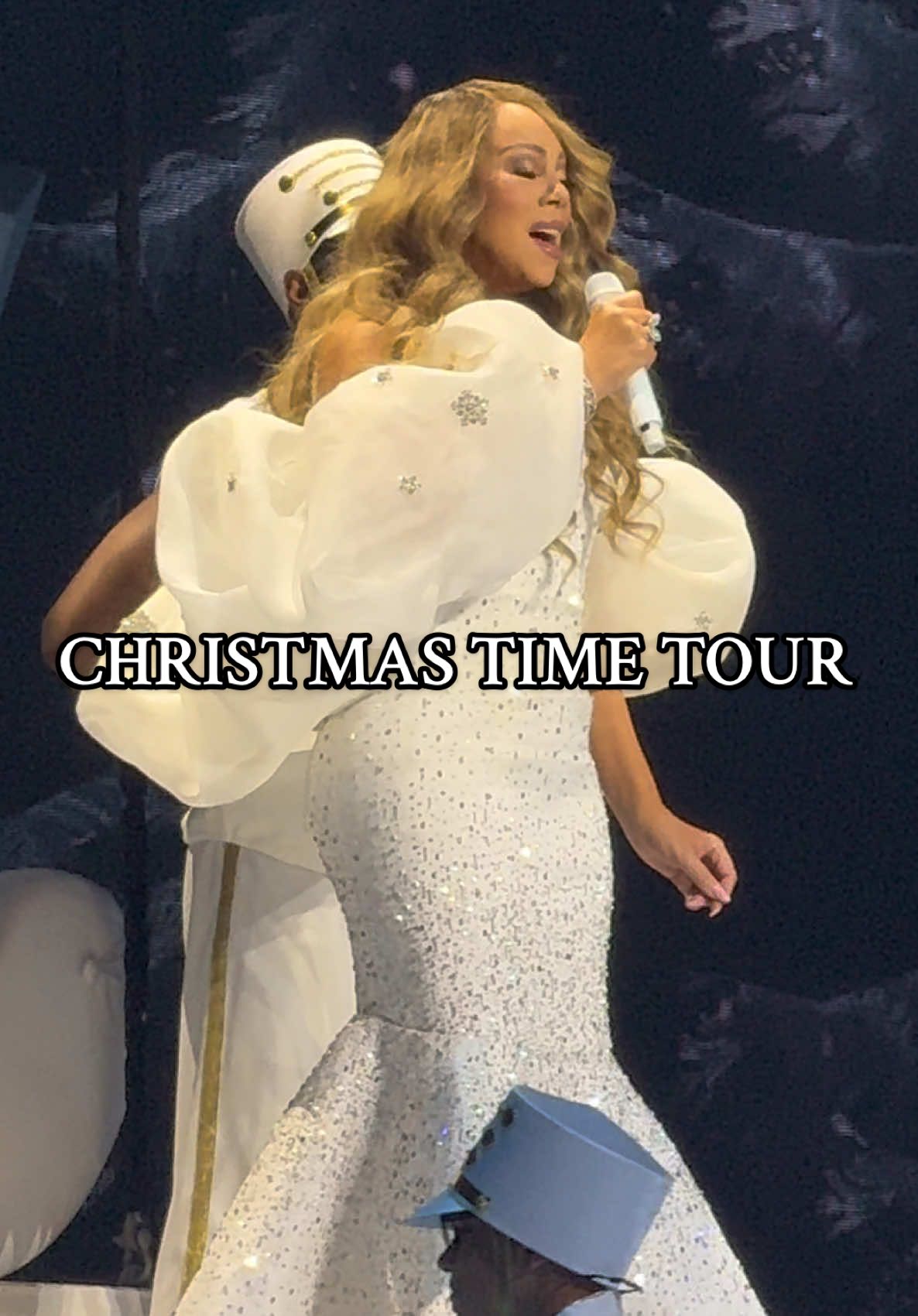 ITS TIMMEEEE 🎄 #mariahcarey #mariahcareychristmas #christmastimetour #philly 