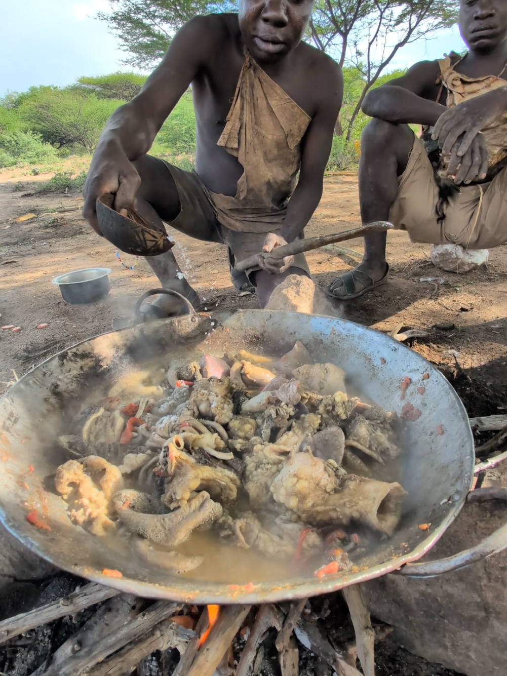 What a delicious Soup 🍲😋 See how Hadza cooks their favorite meal with a lot of spices #villagelife #africatribes #USA #hadzabetribe #tiktok 