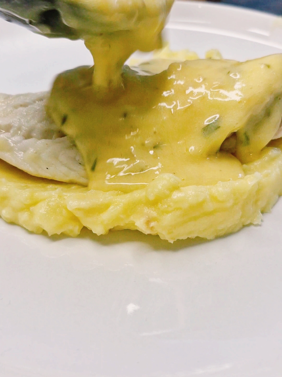 Queue de Lotte, Beurre Nantais & Écrasé de Pommes de Terre 📹 Dans cette vidéo, on sublime la mer et le terroir avec une recette gourmande et élégante : queue de lotte au beurre nantais, accompagnée d’un écrasé de pommes de terre au beurre salé. 🐟✨ 🎥 Étapes de la recette : 1️⃣ Préparer un court-bouillon maison : 2 L d’eau 50 cl de vin blanc 2 carottes 🥕 1 oignon piqué de 4 clous de girofle 🧄 Une botte de persil plat 🌿 Quelques grains de poivre Les arêtes de lotte + une tête de cabillaud 🐟 Jus d’un demi-citron 🍋 Sel & bouquet garni Laisser mijoter pour un bouillon savoureux qui sublimera votre poisson. 2️⃣ Cuire la lotte : 6 morceaux de queue de lotte (200 g chacun) pochés dans le court-bouillon pour une texture fondante. 3️⃣ Beurre nantais : Faire suer 3 échalotes dans 15 cl de vin blanc et 5 cl de vinaigre blanc. Monter au beurre (250 g) en fouettant, puis assaisonner avec sel, poivre et une touche d’estragon si vous aimez. 4️⃣ Écrasé de pommes de terre : Des pommes de terre fondantes, écrasées à la fourchette avec une généreuse dose de beurre salé. 🥔🧈 💡 Astuce chef : Servez chaud avec un dressage soigné et une touche de persil frais. Parfait pour impressionner vos invités ou se faire plaisir ! 🎯 Recette idéale pour 6 personnes. 👉 Likez, partagez, et dites-nous en commentaire si vous essayez cette recette ! #lotte #beurrenantais #chesterfoodies #CuisineFacile #RecetteDeNoel #FoodTikTok #recette #RecetteFacile #Gastronomie 