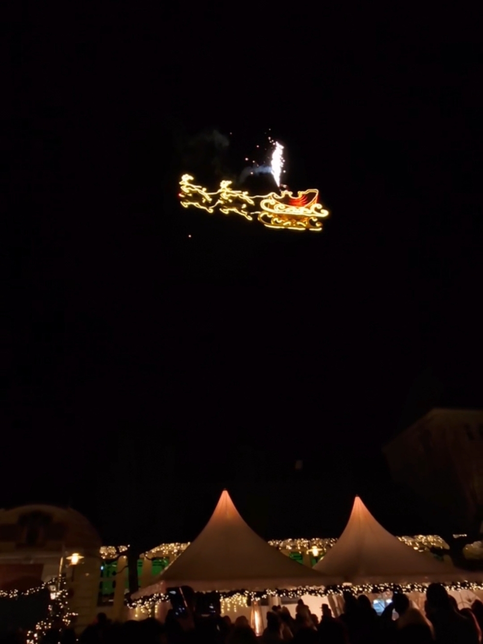 Fliegender Weihnachtsmann in Herford. #herford #deutschland #weihnachten #weihnachtsmarkt #weihnachtsmann 