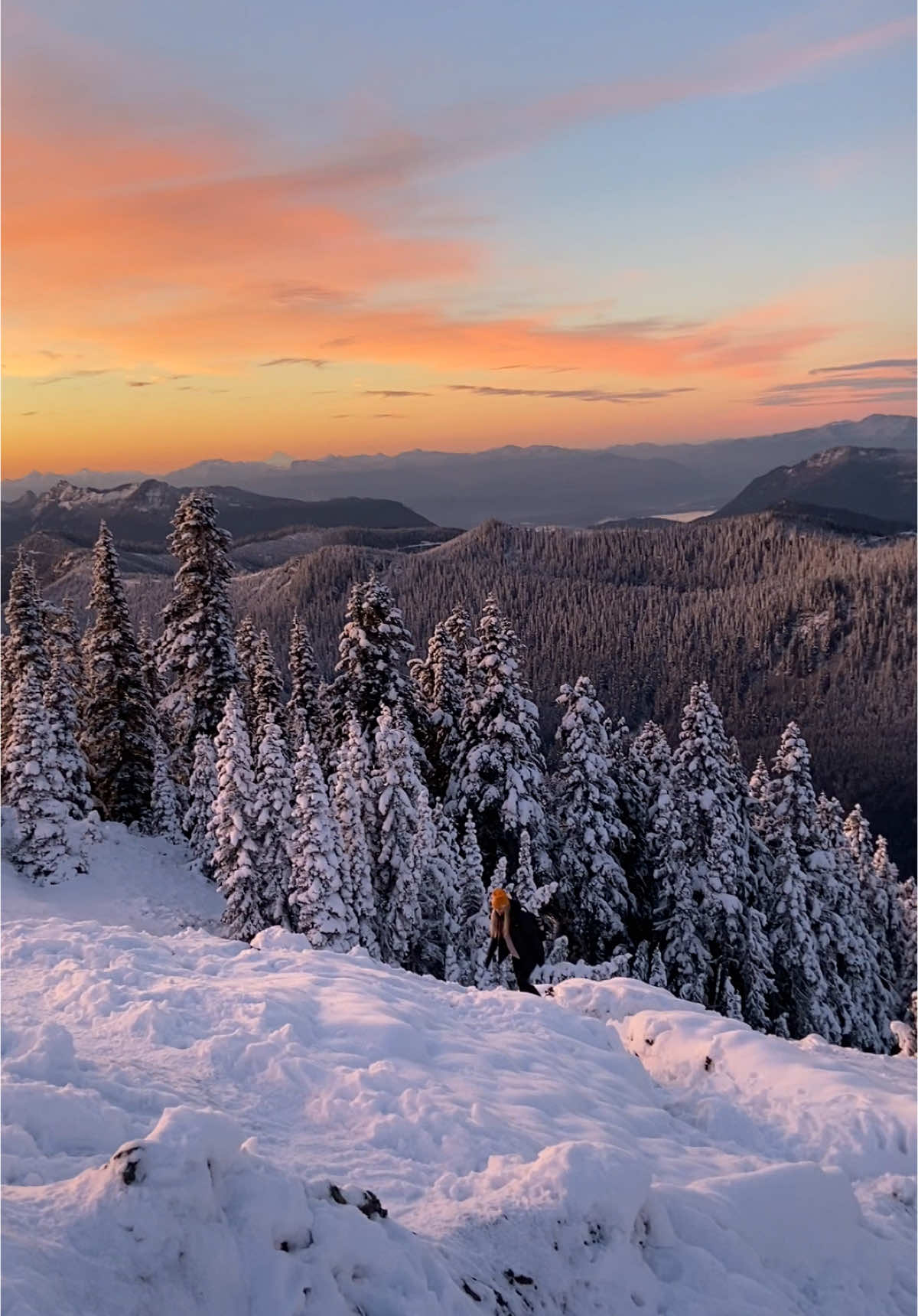 morning bliss  #beautifuldestinations #adventuretime #travel #discover #peace #december #hike #view #mountains #washingtonstate #winter #christmas #christmascountdown #winterishere #frozen #sunset #sunrise 