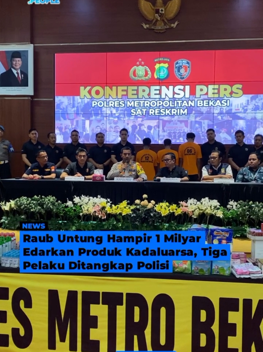 Polres Metro Bekasi Bongkar Penjualan Produk Kadaluarsa: Keuntungan Ilegal Capai Rp894 Juta! Polres Metro Bekasi berhasil mengungkap kasus besar penjualan produk kadaluarsa di wilayah Kecamatan Babelan, Kabupaten Bekasi. Tiga pelaku berinisial RH (pemilik usaha), MJ, dan AS (karyawan) ditangkap dalam operasi yang dilakukan pada 6 November 2024. Ketiganya diduga telah memalsukan tanggal kadaluarsa ribuan produk dan menjualnya secara daring melalui platform e-commerce. Kasus ini mencuat setelah Unit Krimsus Polres Metro Bekasi menyelidiki laporan masyarakat terkait dugaan pelanggaran perlindungan konsumen di sebuah kontrakan di Kav. Mandiri, Desa Bahagia. Di lokasi, polisi menemukan ribuan produk bayi dan kosmetik yang sudah kadaluarsa, namun dikemas ulang dan diberi tanggal kadaluarsa baru agar tampak layak jual. Kapolres Metro Bekasi Kombes Pol Twedi Aditya Bennyahdi mengungkapkan bahwa para pelaku menggunakan alat khusus, seperti printer barcode, hot air gun, dan bahan kimia untuk menghapus tanggal kadaluarsa asli. “Setelah tanggal dihapus, mereka mencetak tanggal baru dan mengemas ulang produk untuk dijual secara online dengan harga murah. Ini menipu konsumen sekaligus membahayakan kesehatan mereka,” jelas Kapolres. Barang-barang tersebut dipasarkan melalui akun e-commerce dengan nama @fortunamart, menjangkau ribuan konsumen dengan harga Rp10.000 hingga Rp20.000 per item. Selama 1,5 tahun beroperasi, pelaku diduga meraup keuntungan hingga Rp894 juta. Dalam penggerebekan tersebut, polisi menyita 7.500 pcs berbagai produk, di antaranya, Perlengkapan bayi, seperti popok, bedak bayi, dan parfum bayi, Kosmetik, termasuk sabun wajah, bedak, body lotion, dan krim wajah dan Alat-alat penghapus kadaluarsa, seperti printer barcode, mesin press plastik, dan alat pemanas. Para pelaku kini dijerat Pasal 435 jo Pasal 138 UU No. 17 Tahun 2023 tentang Kesehatan serta Pasal 8 dan Pasal 9 UU No. 8 Tahun 1999 tentang Perlindungan Konsumen. Ancaman hukuman yang dihadapi adalah penjara maksimal 12 tahun dan denda hingga Rp5 miliar. @humaspolresmetrobekasi  #cikarangpeople #kabbekasi #news