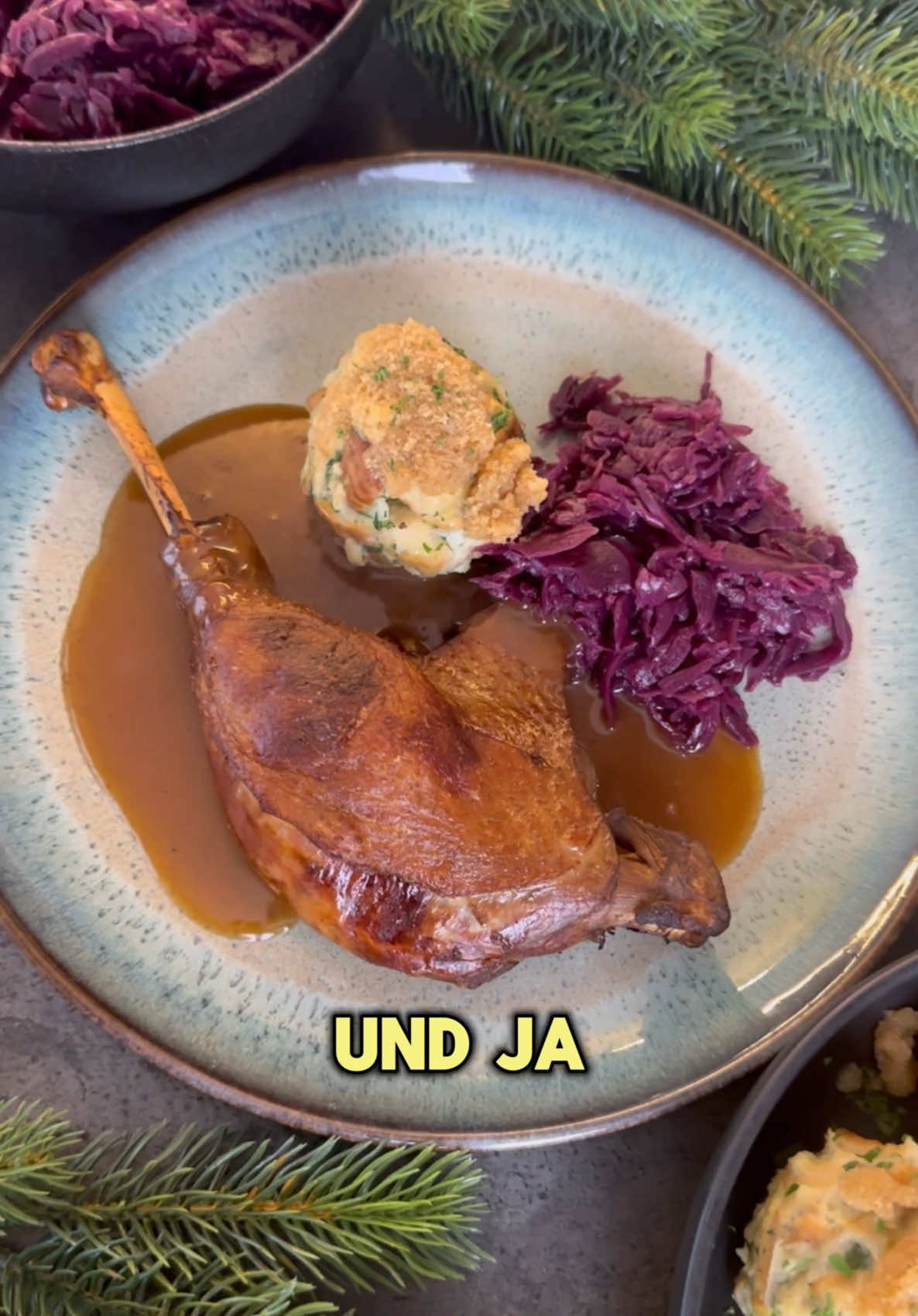 Knusprige Gänsekeulen 😍🍗 Falls ihr euch unschlüssig seid, ob Gänsebrust oder Keulen, ich bin immer für Keulen. Die werden saftiger und kann man gut vorbereiten. Hier mein Rezept für euch: 📝Zutaten: ▫️6 Gänsekeulen ▫️Salz ▫️Pflanzenöl oder Butterschmalz  ▫️3 Karotten ▫️200g Sellerie ▫️3 Zwiebeln ▫️3 Knoblauchzehen  ▫️2EL Tomatenmark ▫️1 Apfel ▫️1 Orange ▫️0,5L Rotwein ▫️1-1,2l Gänsefond oder Wasser ▫️10g Beifuß oder Majoran ▫️3 Lorbeerblätter ▫️1 EL Piment  ▫️1TL Pfefferkörner ▫️1 Apfel ▫️1 Orange ▫️Speisestärke zum Binden   👨🏻‍🍳Zubereitung: -Keulen salzen, anbraten, rausnehmen. -Wurzelgemüse anrösten  -Zwiebeln & Knoblauch dazugeben  -Tomatenmark  -Kräuter  -Mit Rotwein ablöschen  -Mit Fond bzw. Wasser aufgießen  -Keulen zurück in den Topf geben  -Ca. 2h auf niedriger Hitze schmoren -Keulen herausnehmen  -Sauce durch ein Sieb geben  -reduzieren lassen damit sie kräftiger wird  -eventuell andicken  -die Gänskeulen auf ein Backblech geben  -im vorgeheizten Ofen bei 200° 10 Minuten knuspern (220° Ober-/Unterhitze)  Fertig ist euer perfektes Weihnachtsessen!🎄😋 #gänse #gänsekeulen #gänsebraten #weihnachten #weihnachtsessen 