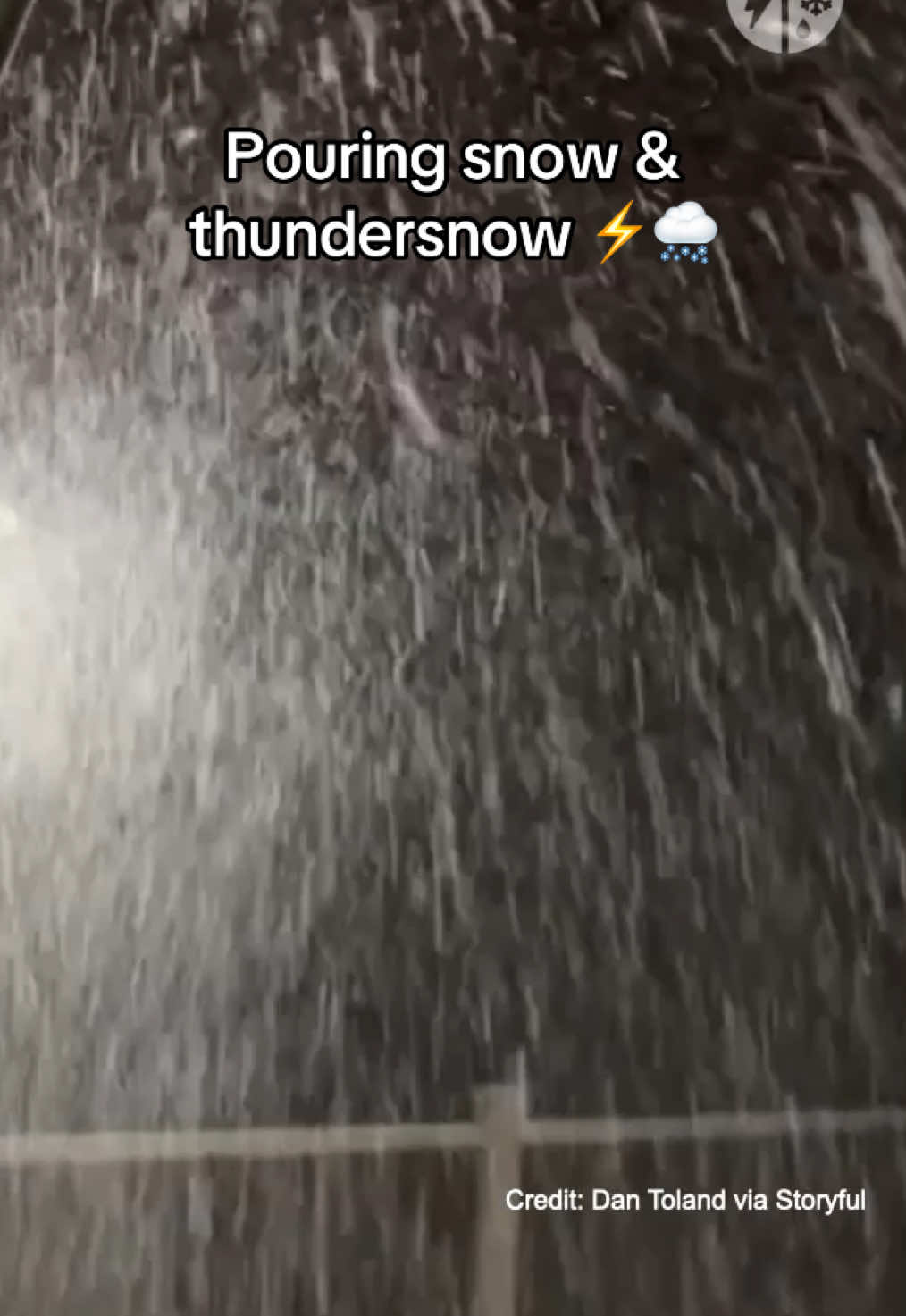 A strong snow squall brought some thunder and lightning with it in Findlay, Ohio on 12/04/2024! #winter