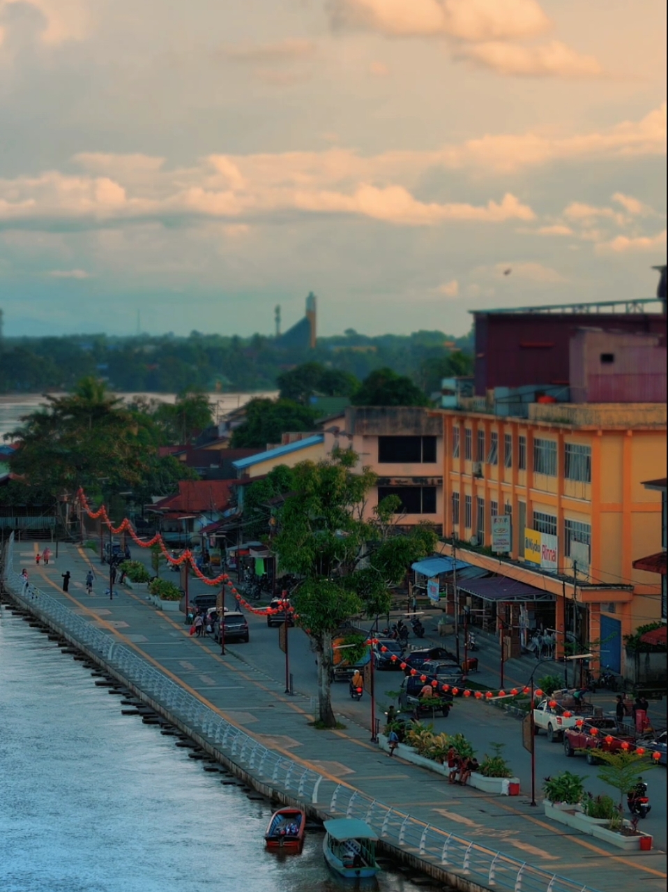 S i n t a n g .  .  #kalimantanbarat #sintang #waterfront 