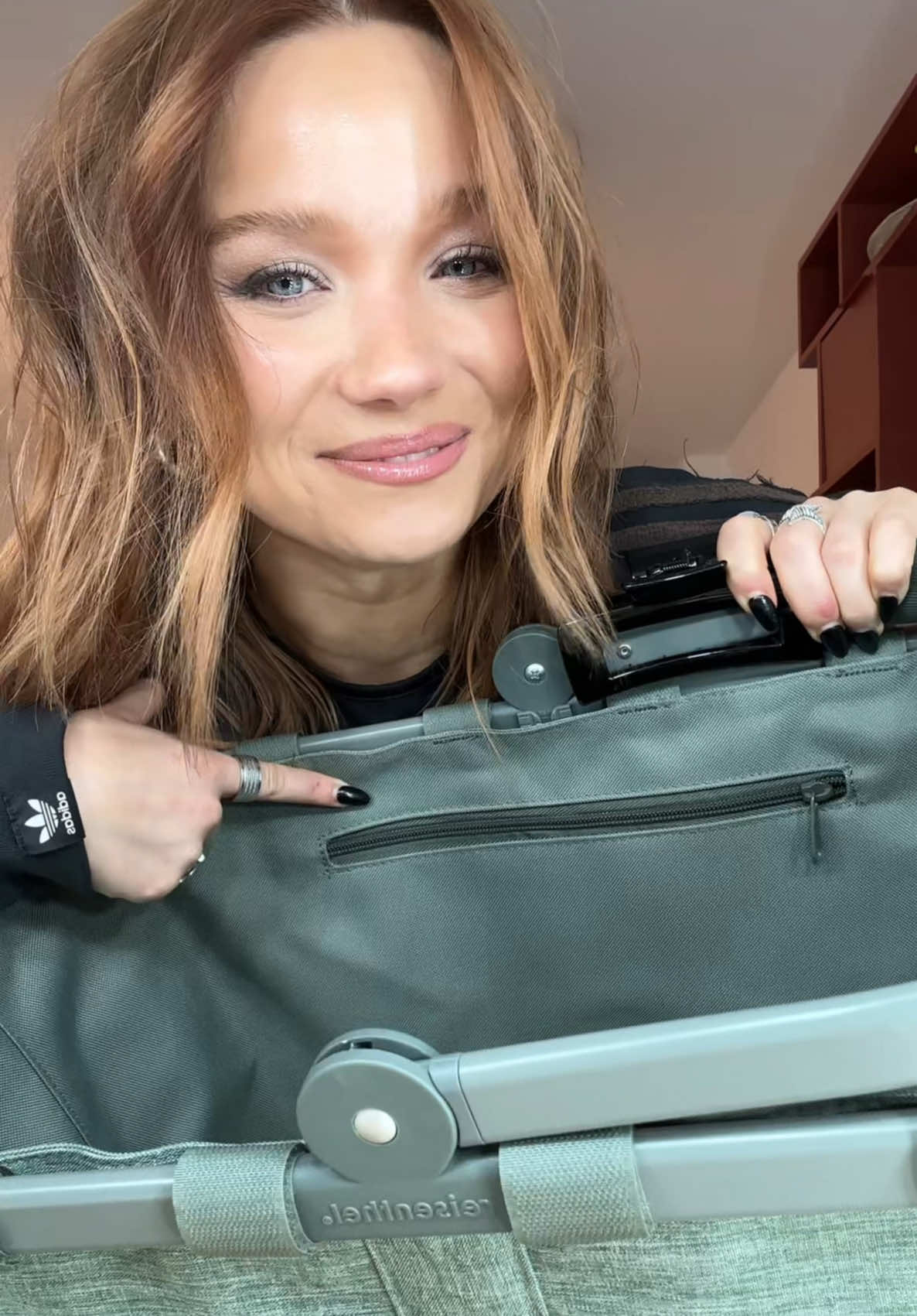 Anzeige | Nie wieder gehe ich ohne dieses Ding aus dem Haus, ich meins ernst. Der Carrybag von @reisenthel Accessoires ist praktisch und auch Mega hübsch oder?! 😍 mit meinem Code JULIABEAUTX bekommt ihr jetzt 25% auf ALLES bis zum 02.01.2025 🫶