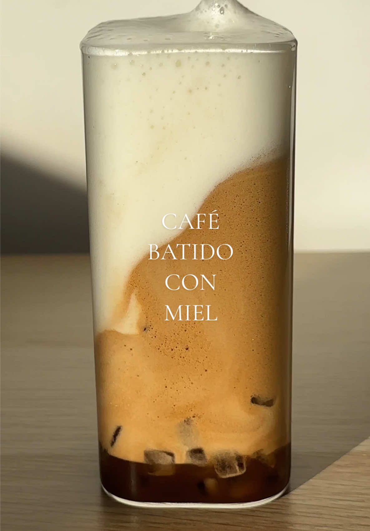 Café batido con miel ☕️🍯 la sombra al final queda en línea con el café 🥹😳🤎  Ingredientes: Miel 2 cazitos de café instantáneo Agua Hielos Leche  Y a disfrutar 🥰☕️🤎 #asmr #cafe #coffee #coffeetiktok #coffeeaddict #coffeetime #coffeetok #coffeeholic #café #whippedcoffee #dalgonacoffee #honey 